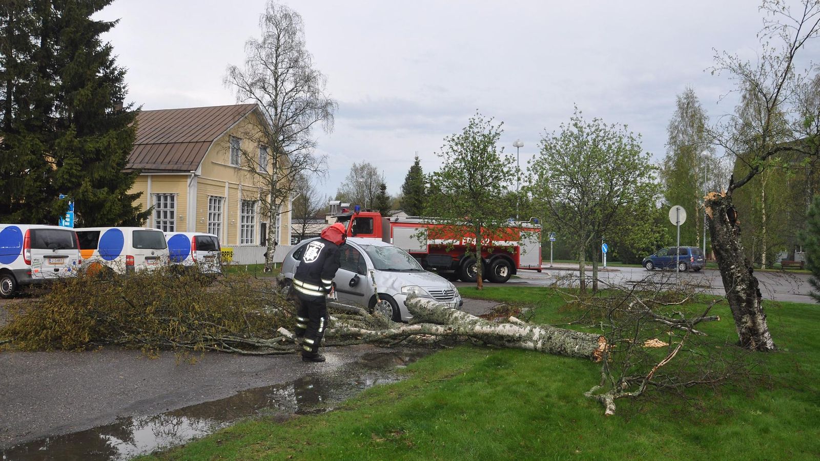 Ukkosmyrskyn auton päälle kaatama puu Kauhajoen keskustassa 19. toukokuuta 2014. Ukkosmyrskyn kaatama vanha koivupuu kaatui pikkuauton päälle painaen katon sisään, hajottaen tuulilasin ja aiheuttaen peltivaurioita. Nyt vahingot jäivät aineellisiksi, sillä viittä minuuttia aiemmin autossa istuivat jäätelöä syömässä äiti ja kaksi lasta.