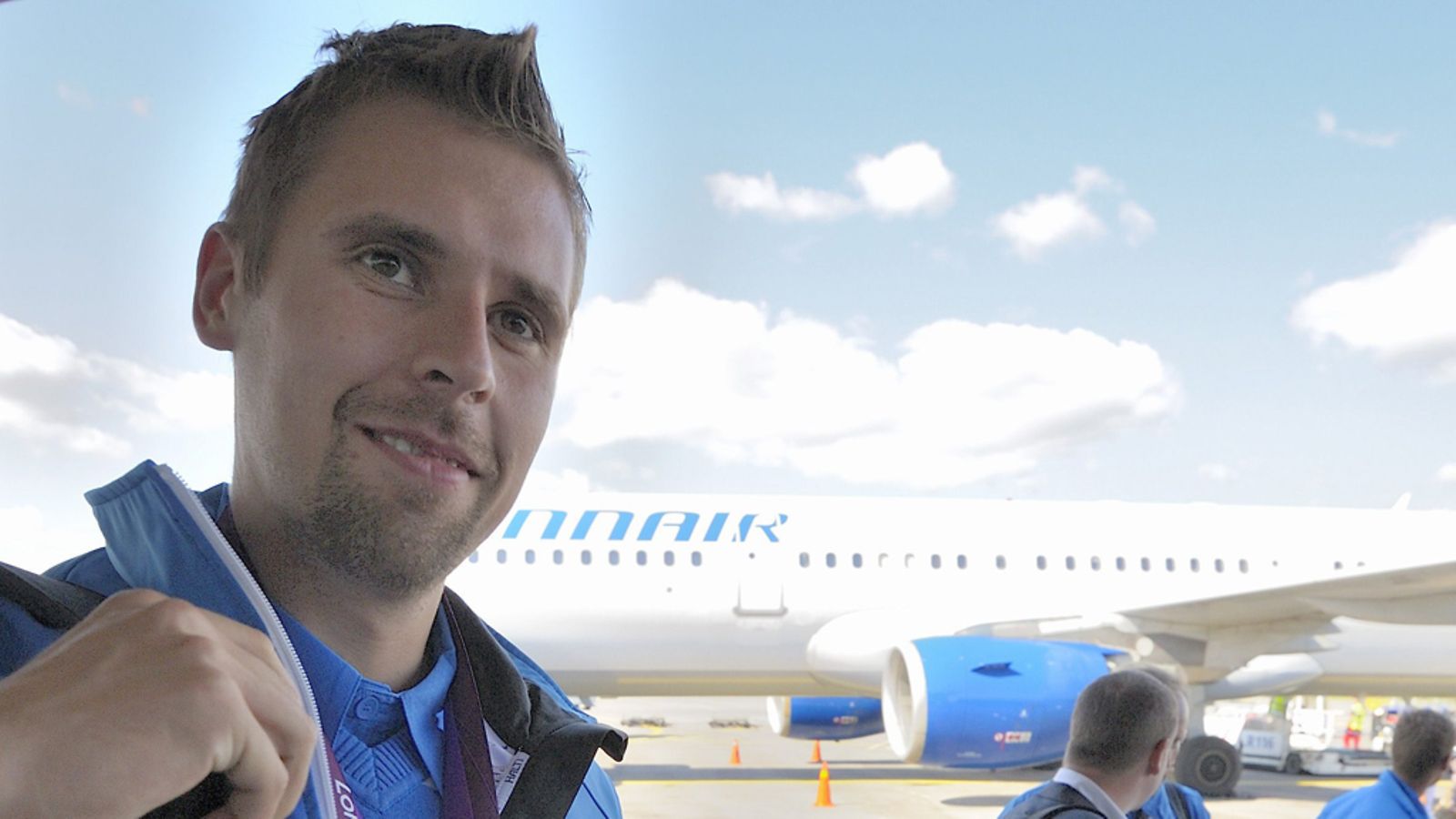 Olympiamitalisti Antti Ruuskanen saapumassa kotimaahan Helsinki-Vantaan lentoasemalla 13. elokuuta 2012.