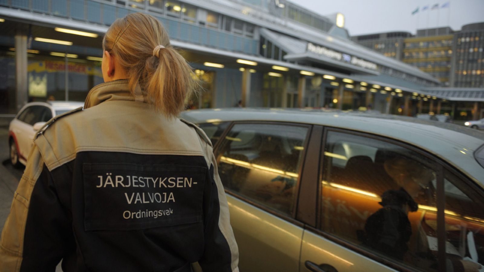 Turvatiimin järjestyksenvalvoja Olga Lupina Pasilan rautatieasemalla Helsingissä 15. joulukuuta 2011.