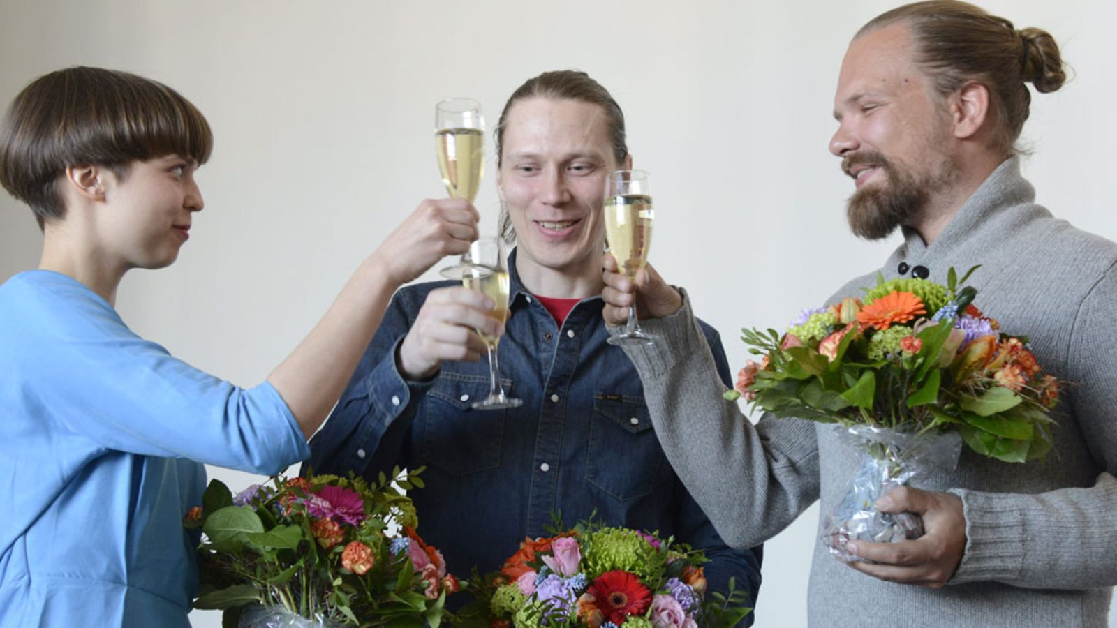 valokuvaaja Anni Leppälä (vas.), kuvanveistäjä Petri Eskelinen ja kuvataiteilija Tuomas A. Laitinen.