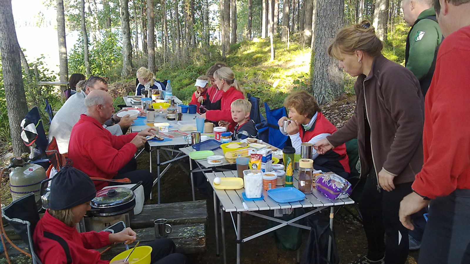 16 hengen saksalainen ryhmä saapui kanooteilla Leppävirralla Sulasvedellä saaressa sijaitsevan kesämökin pihaan 13.7.2011. Kuva: Juhani Immonen
