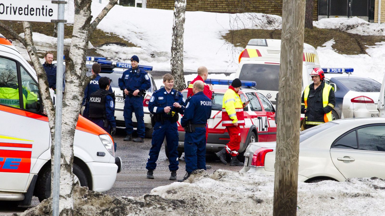 Poliiseja ja pelastuslaitoksen henkilökuntaa ampumavälikohtauksen jälkeen Oriveden yhteiskoulun läheisyyedssä 30. maaliskuuta 2012. Ampumisessa ei loukkaantunut ketään. Poliisin mukaan ampumisista epäilty ei ole koulun oppilas.