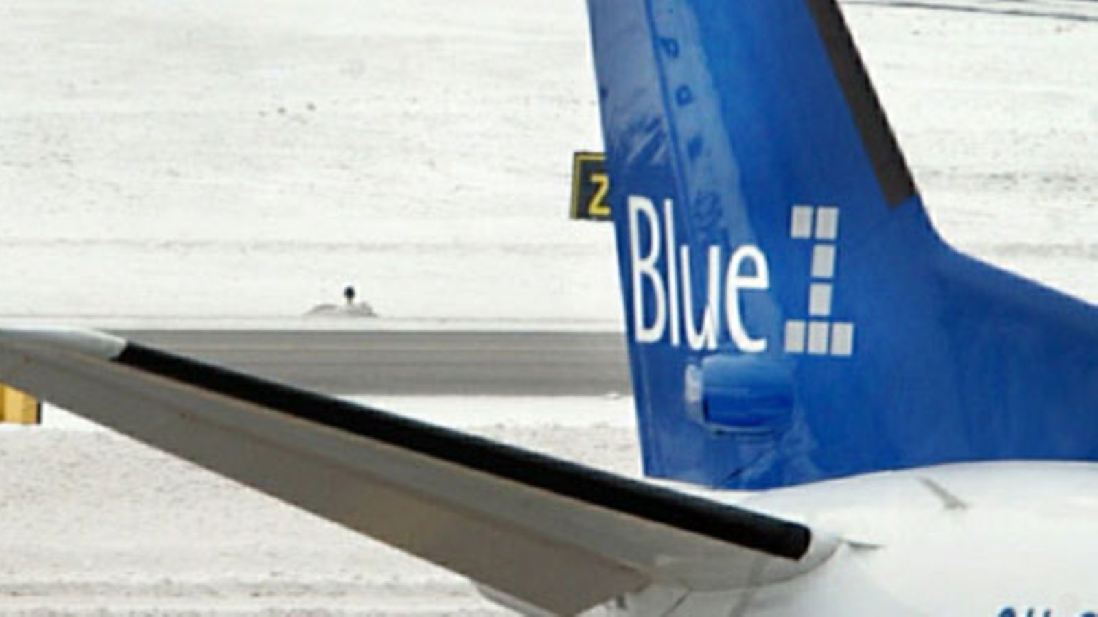 Blue One (Blue1) -yhtiön lentokone Helsinki-Vantaan lentokentällä 1.3.2004.