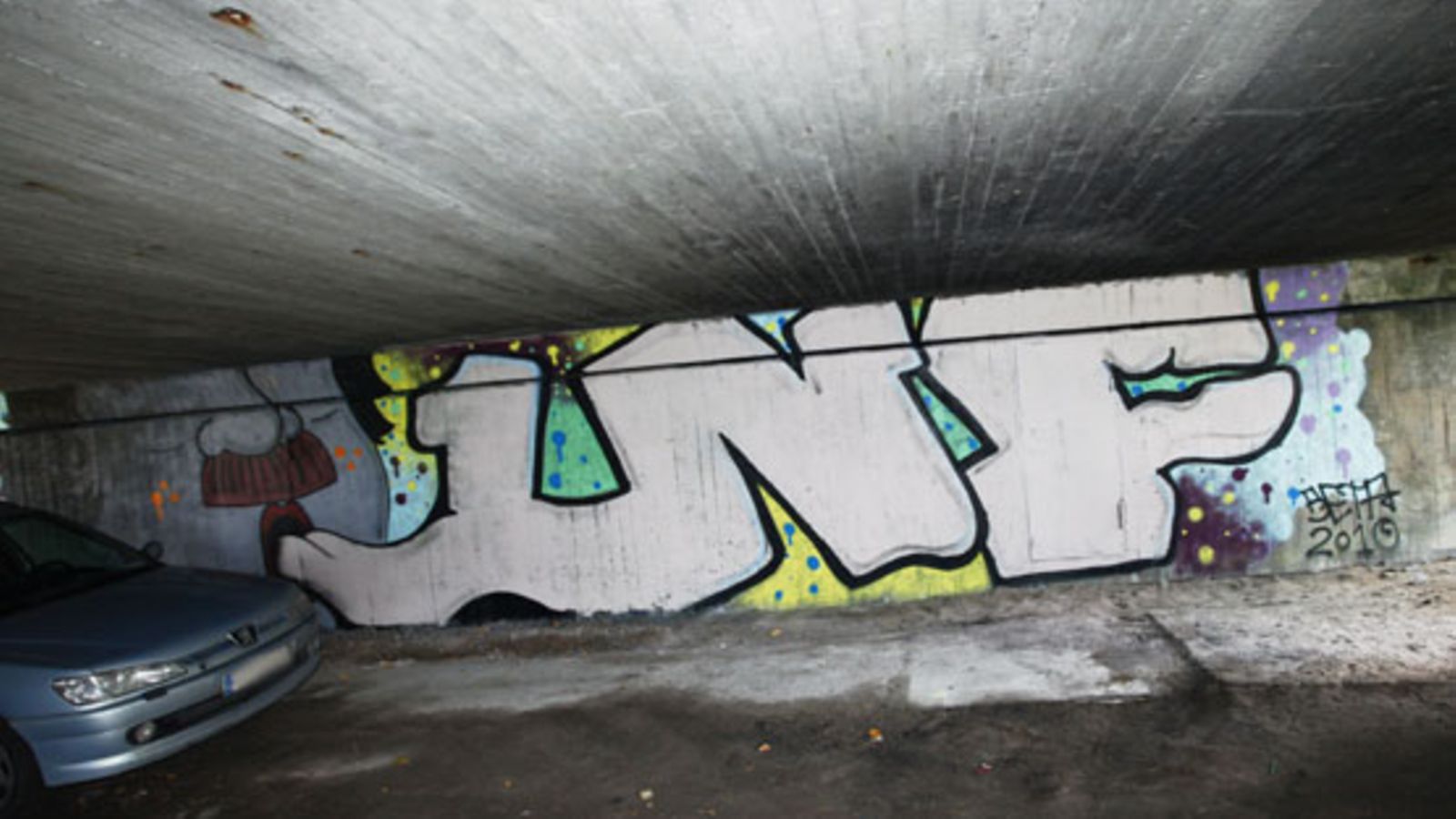 Graffiti-maalaus Hakaniemen sillan alla Helsingissä 25. lokakuuta 2010.