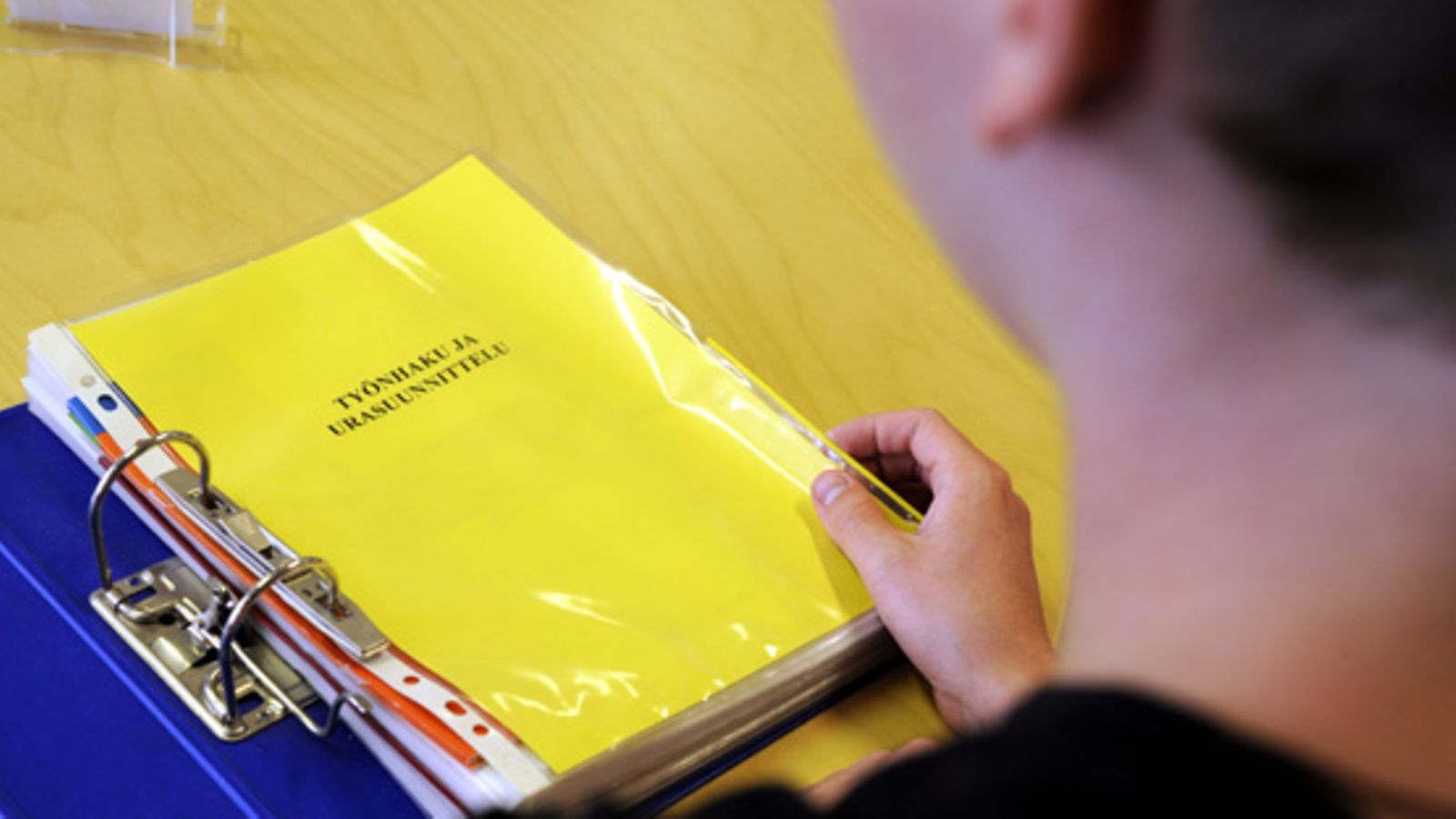Nuori mies työnhakukeskuksessa Helsingissä 27. heinäkuuta 2010. (Lehtikuva)