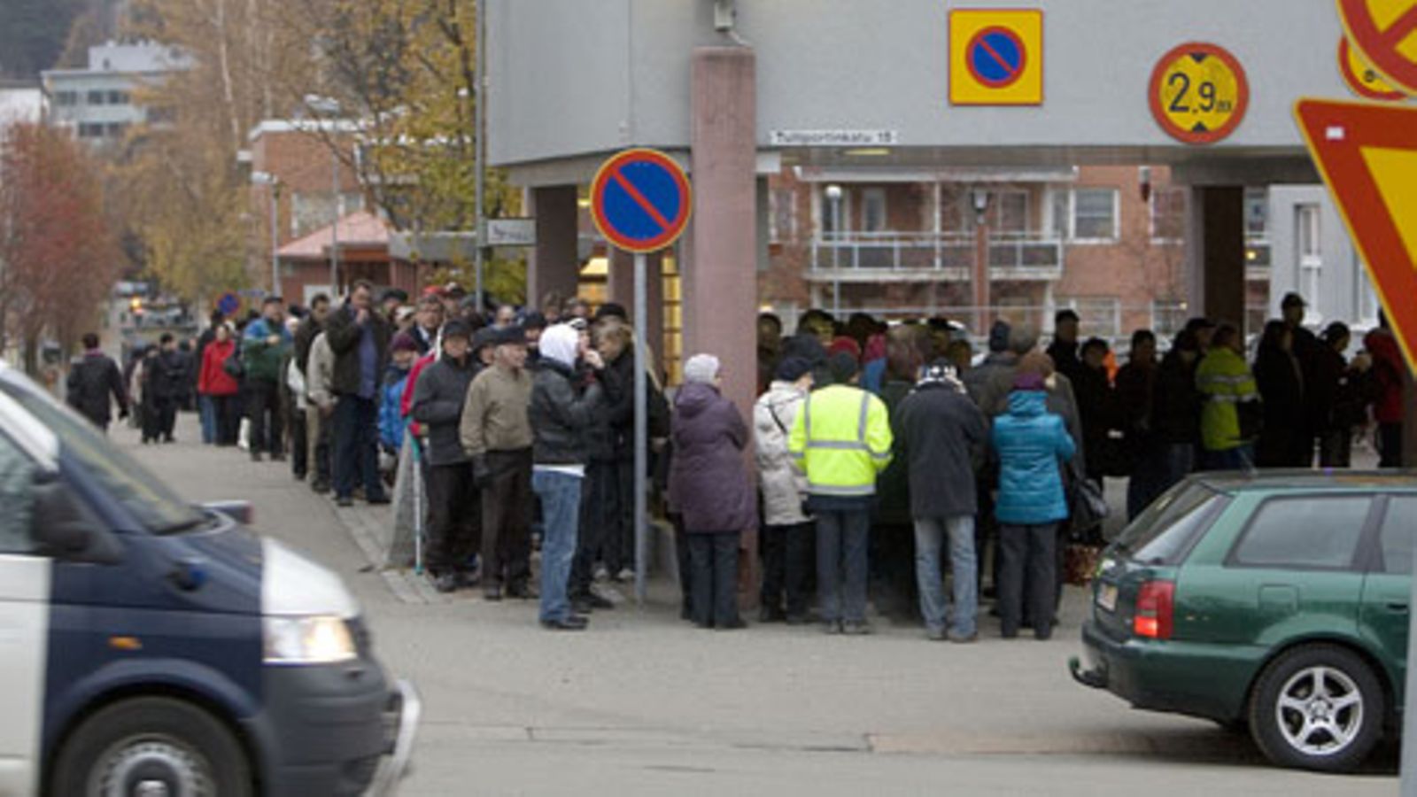 Sikainfluenssarokotetta jonotetaan Kuopiossa (Savon Sanomien kuvaa)