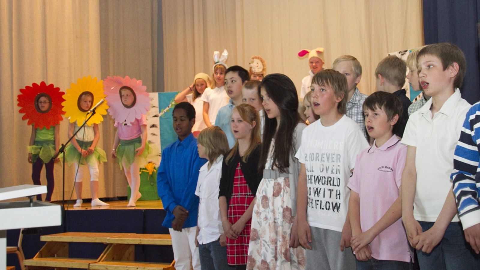 Oppilaat esittivät näytelmän Rajatorpan koulun kevätjuhlissa Vantaalla 4. kesäkuuta 2011.