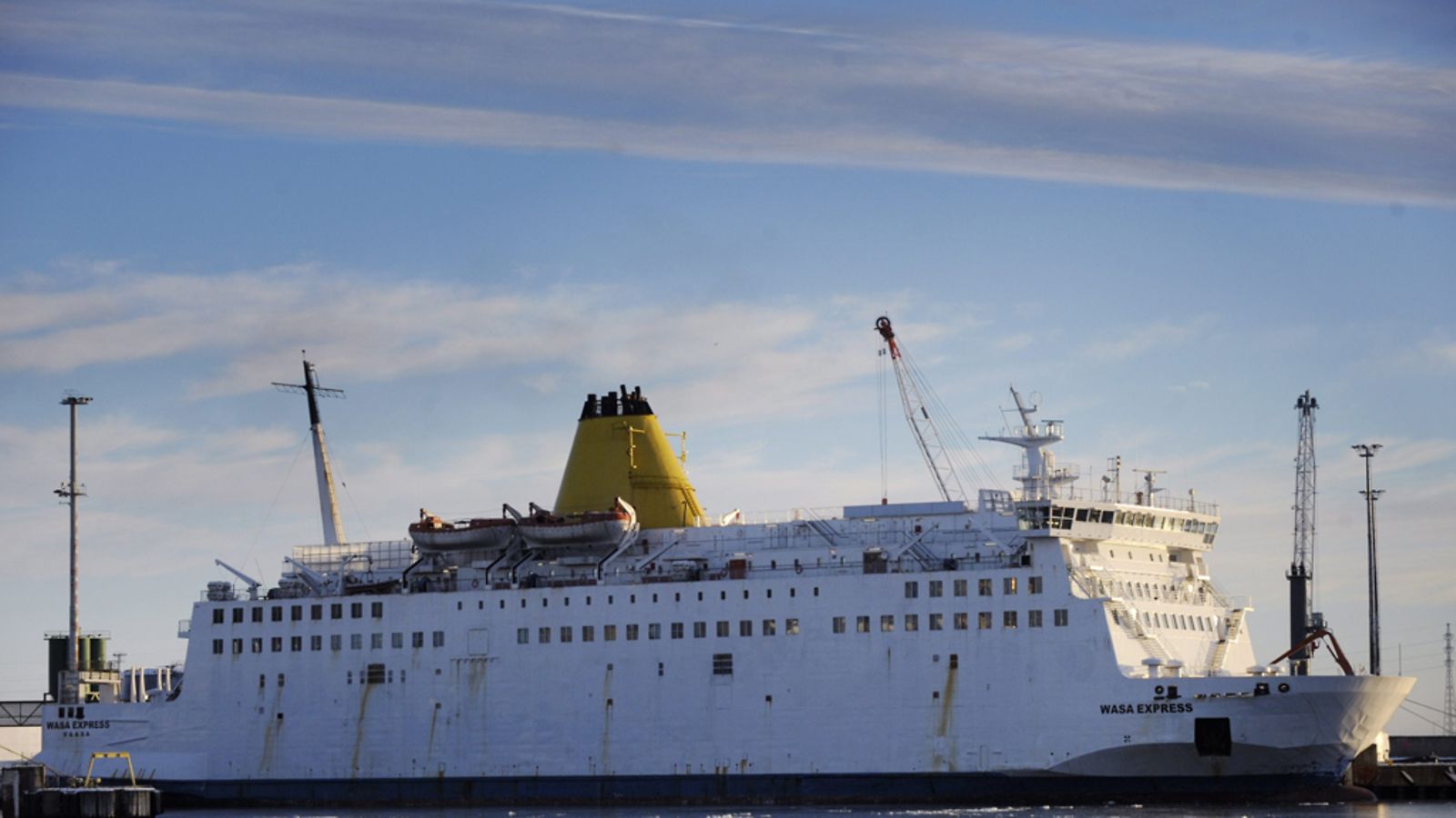 Vaasanlaivojen laiva Wasa Express Vaasan satamassa 5.tammikuuta 2013.