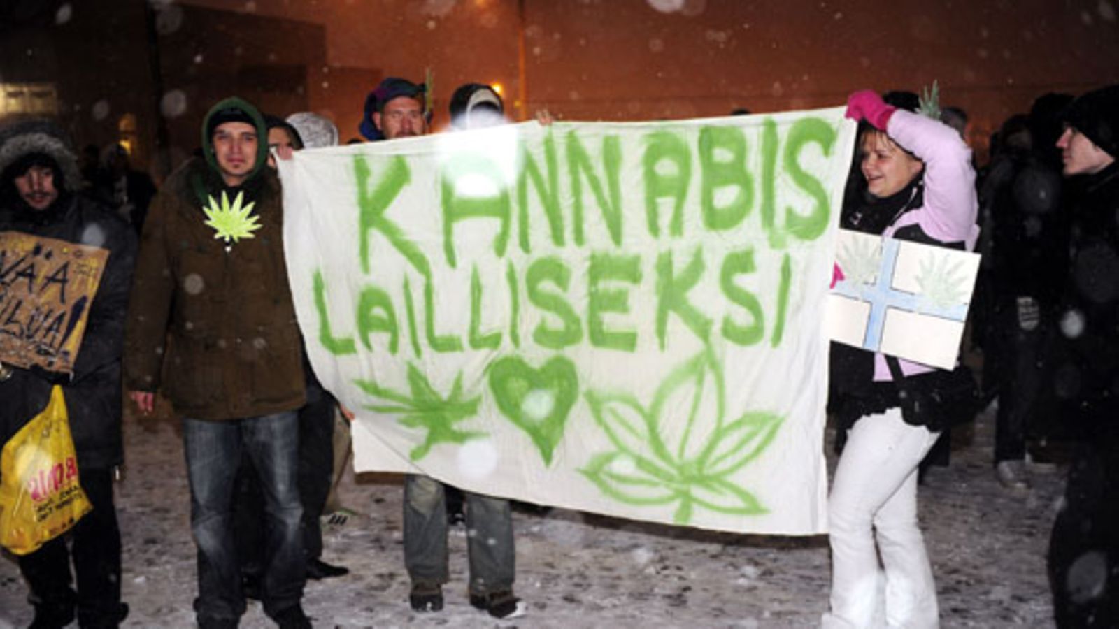Kannabiksen laillistamista kannattava mielenosoitus lumisateisessa Helsingissä 20. marraskuuta 2010.