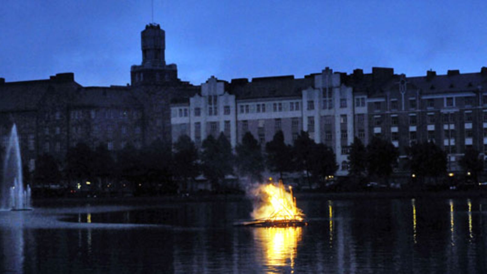 Cafe Piritan juhannuskokko palamassa Helsingin Hakaniemessä Tokoinrannassa juhannusaattona 25.6.2010.