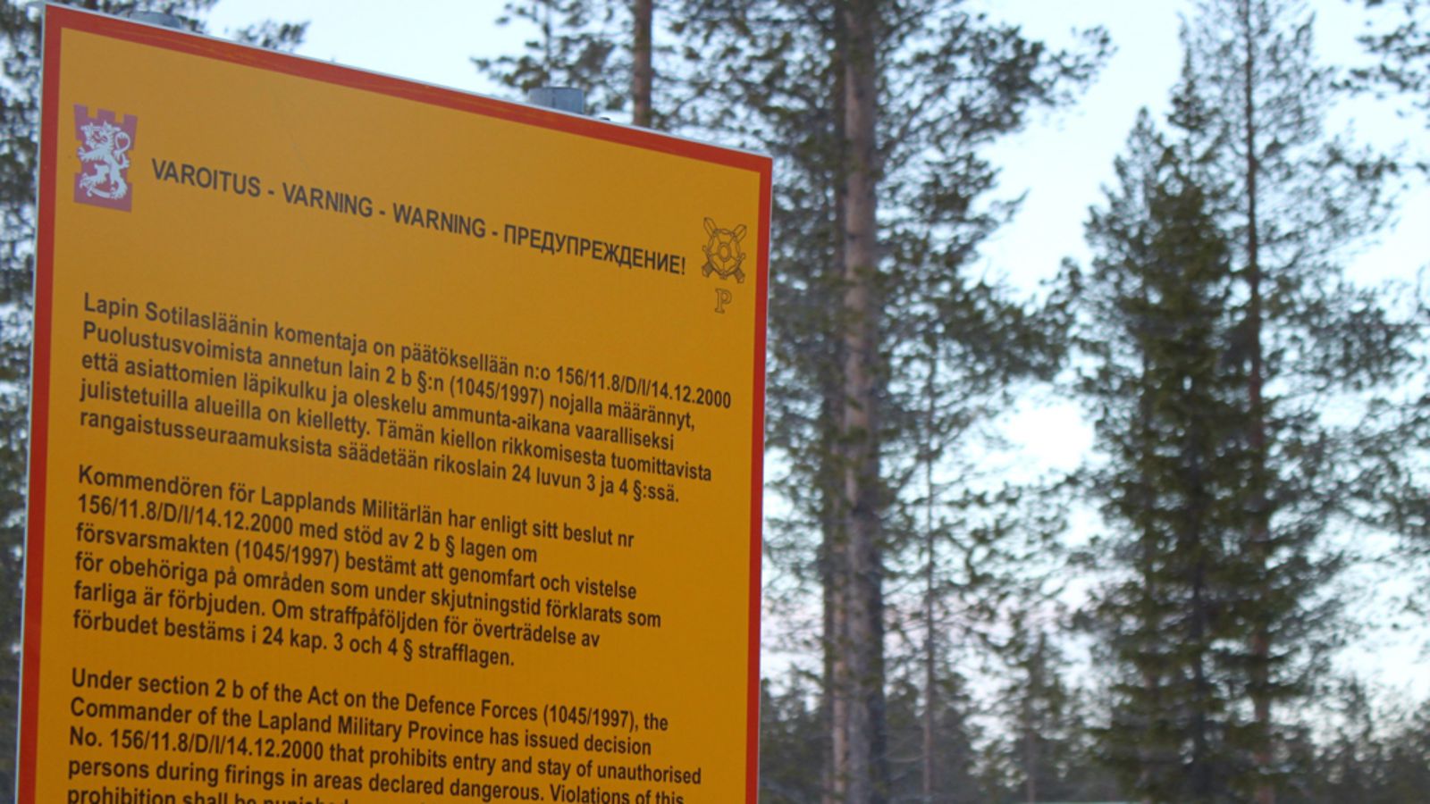 Puolustusvoimien varoituskyltti Rovajärven ampuma-alueella.