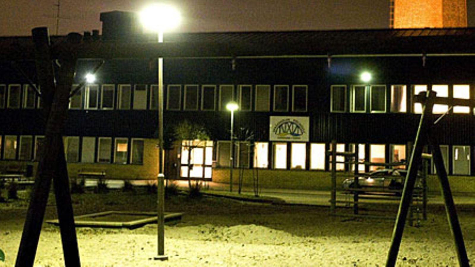 Tornion-Haaparannan kielikoulu iltavalaistuksessa 4. marraskuuta 2009. Kuva: lehtikuva