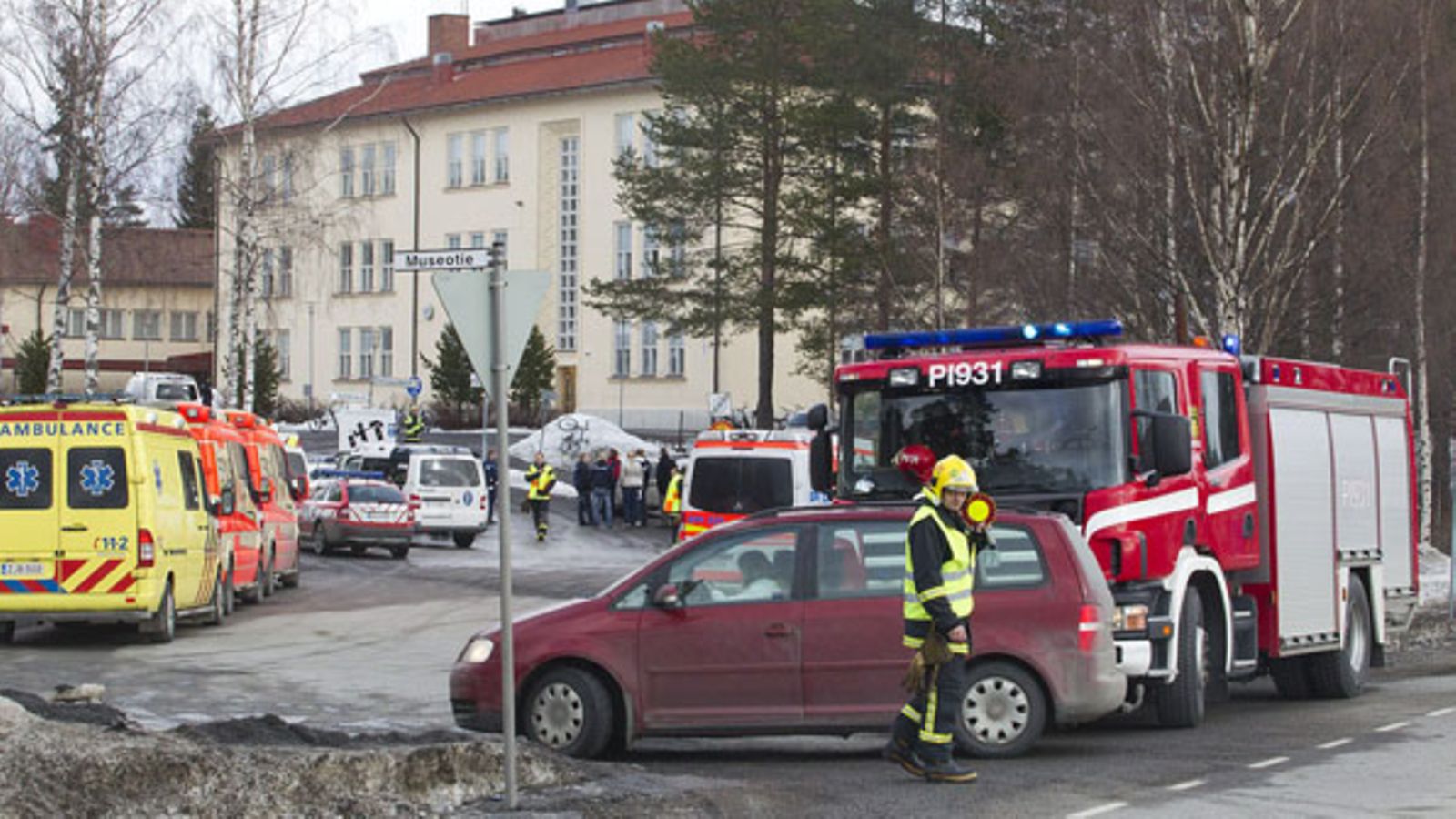 Ambulansseja, palokuntaa ja poliiseja ampumavälikohtauksen jälkeen Oriveden yhteiskoulun edessä 30. maaliskuuta 2012. Ampumisessa ei loukkaantunut ketään. Poliisin mukaan ampumisista epäilty ei ole koulun oppilas.