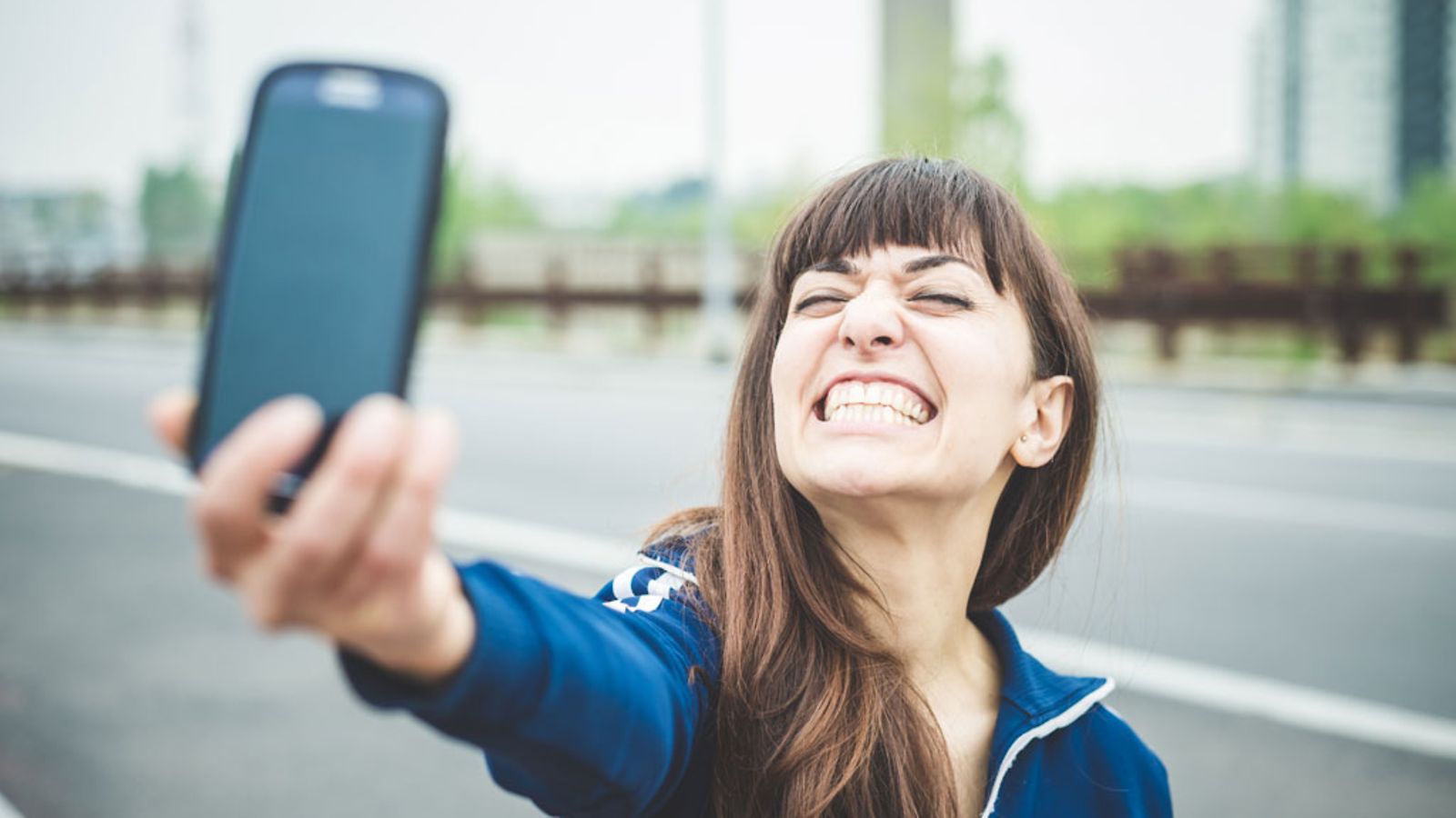 Nainen ottaa selfien