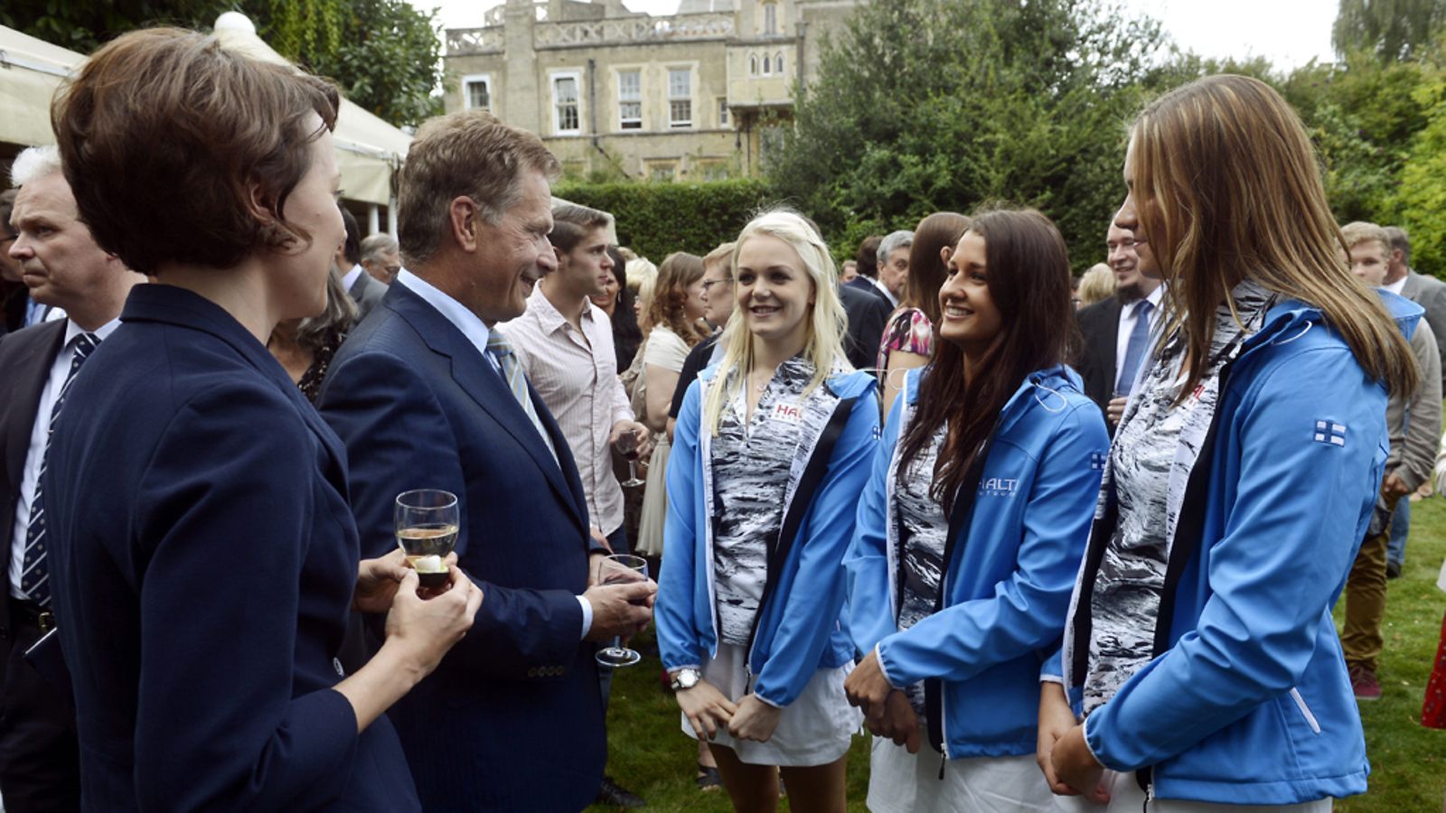 Sauli Niinistö ja Jenni Haukio tapasivat suomalaisia uimareita.
