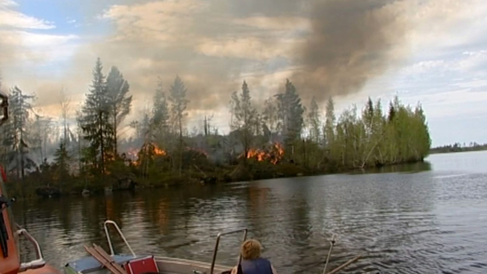 Kokonainen saari poltettiin Konnevedellä 25. toukokuuta 2012.