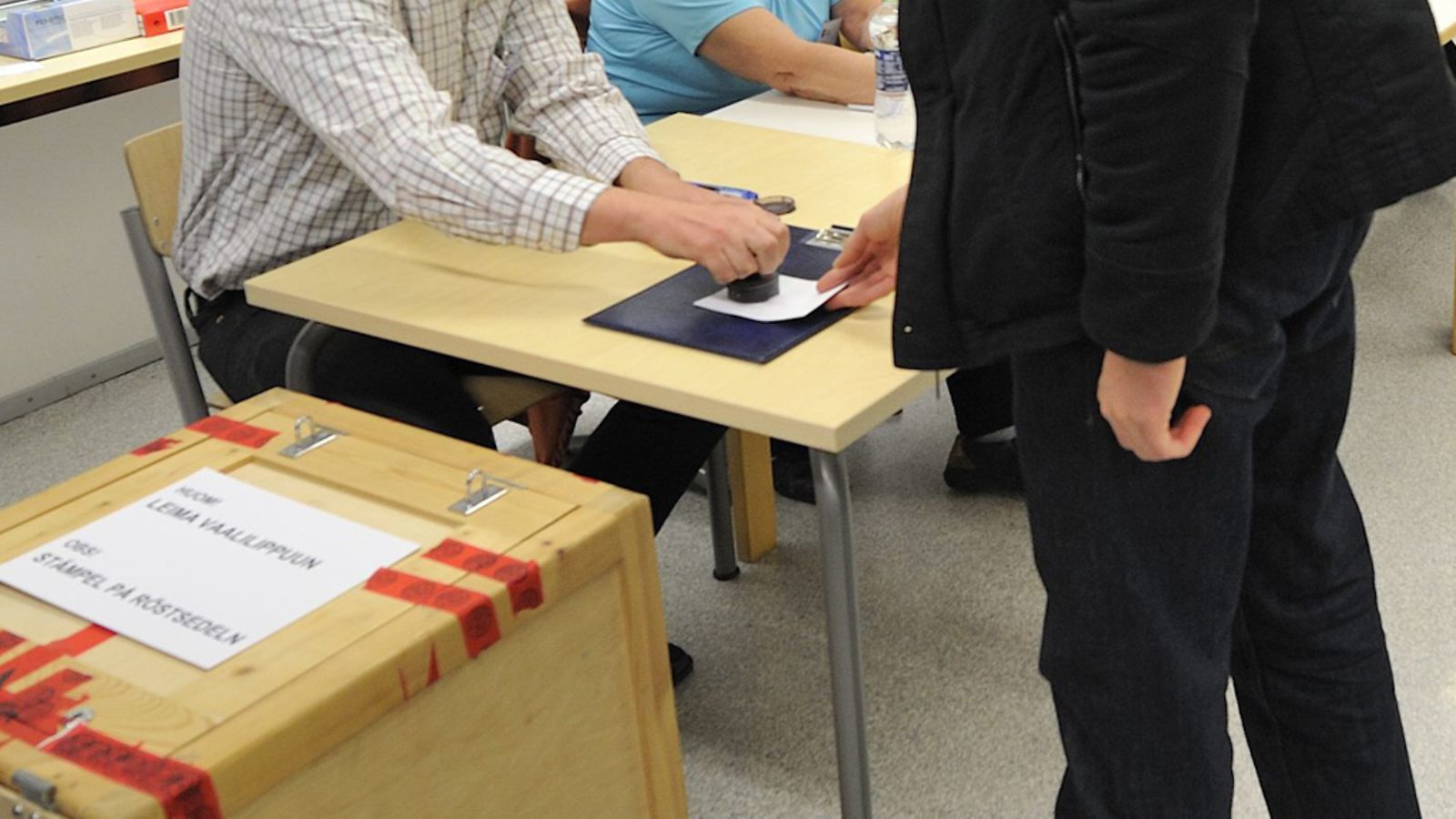 Herttoniemen koululta jouduttiin poistamaan epäasiallisesti käyttäytynyt vaaliavustaja. Kuava Iivisniemen koululta Espoosta.