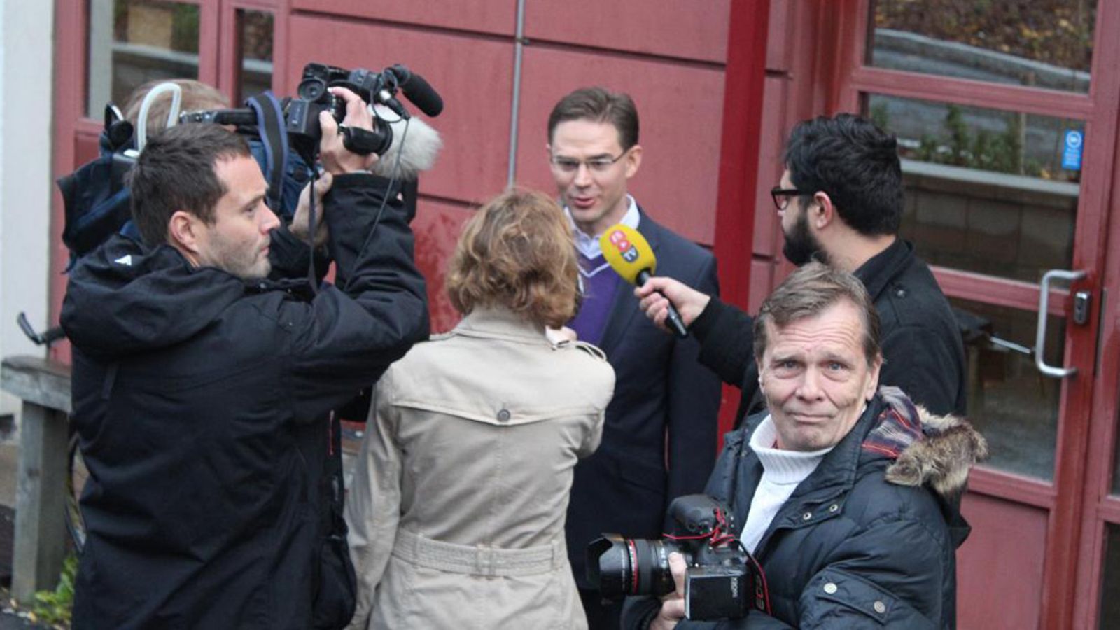 Pääministeri Jyrki Kataisen vierailu MTV3:n Huomenta Suomessa kiinnosti myös muita mediataloja veitsiepisodin jälkeen.