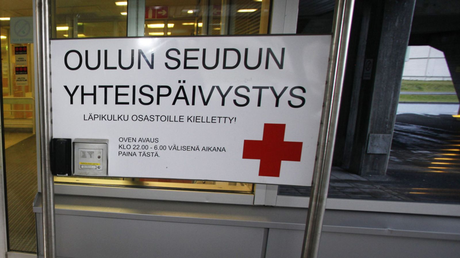 Oulun yliopistollisen sairaalan päivystyksen sisäänkäynti 26. lokakuuta 2009.