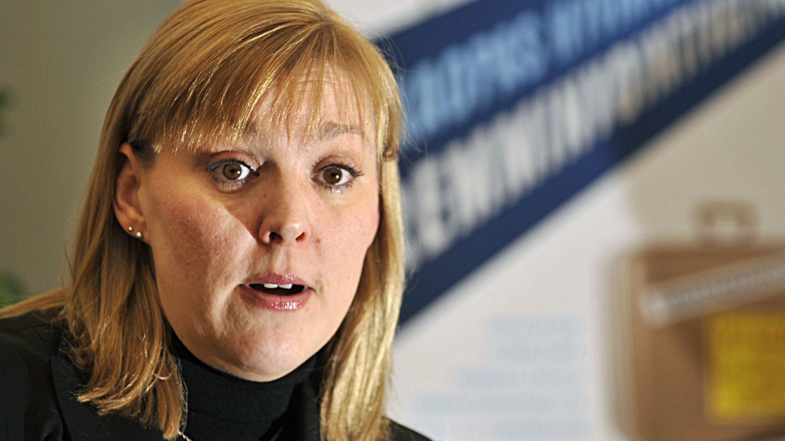 okoomuksen puoluesihteeri Taru Tujunen esitteli puolueensa eduskuntavaalikampanjan televisiomainontaa tiedotustilaisuudessa Helsingissä perjantaina 1. huhtikuuta 2011.