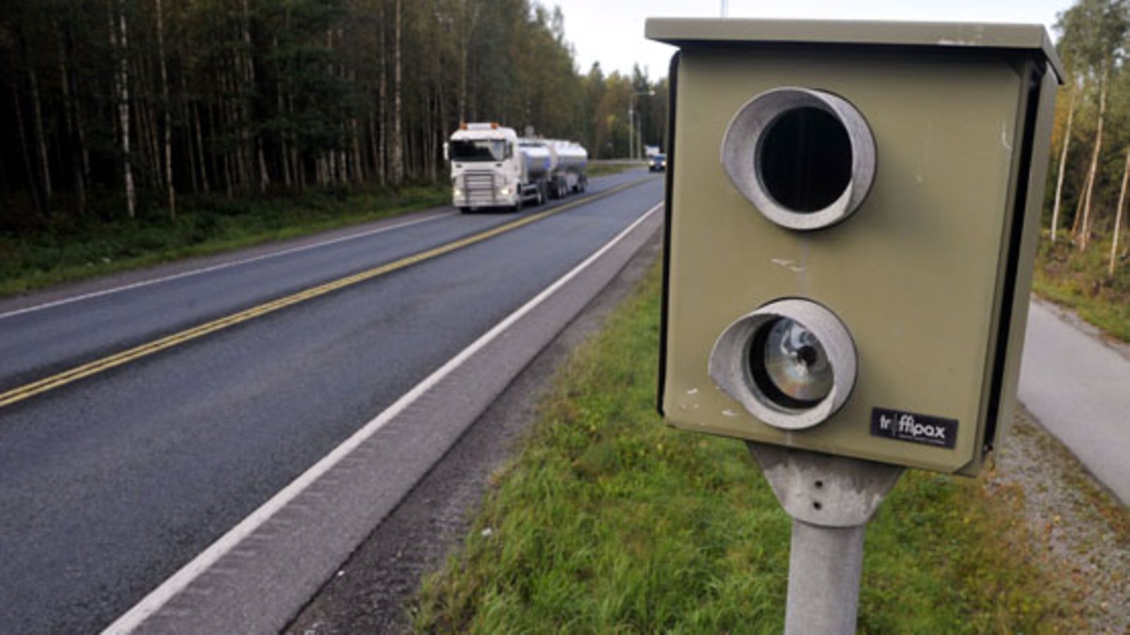 Kuvassa poliisin automaattista liikennevalvontaa Siuntiossa kantatie 51:n varrella torstaina