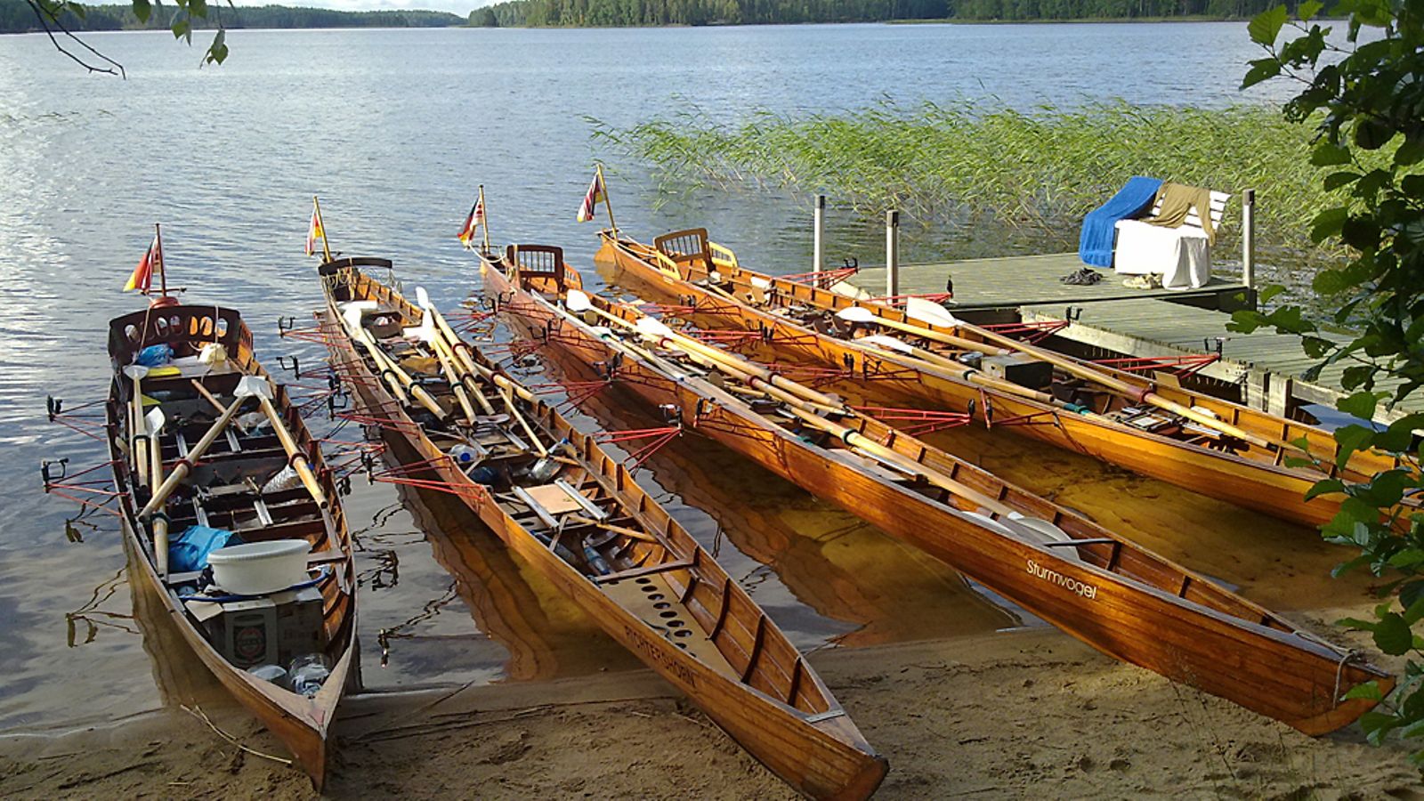 16 hengen saksalainen ryhmä saapui kanooteilla Leppävirralla Sulasvedellä saaressa sijaitsevan kesämökin pihaan 13.7.2011. Kuva: Juhani Immonen