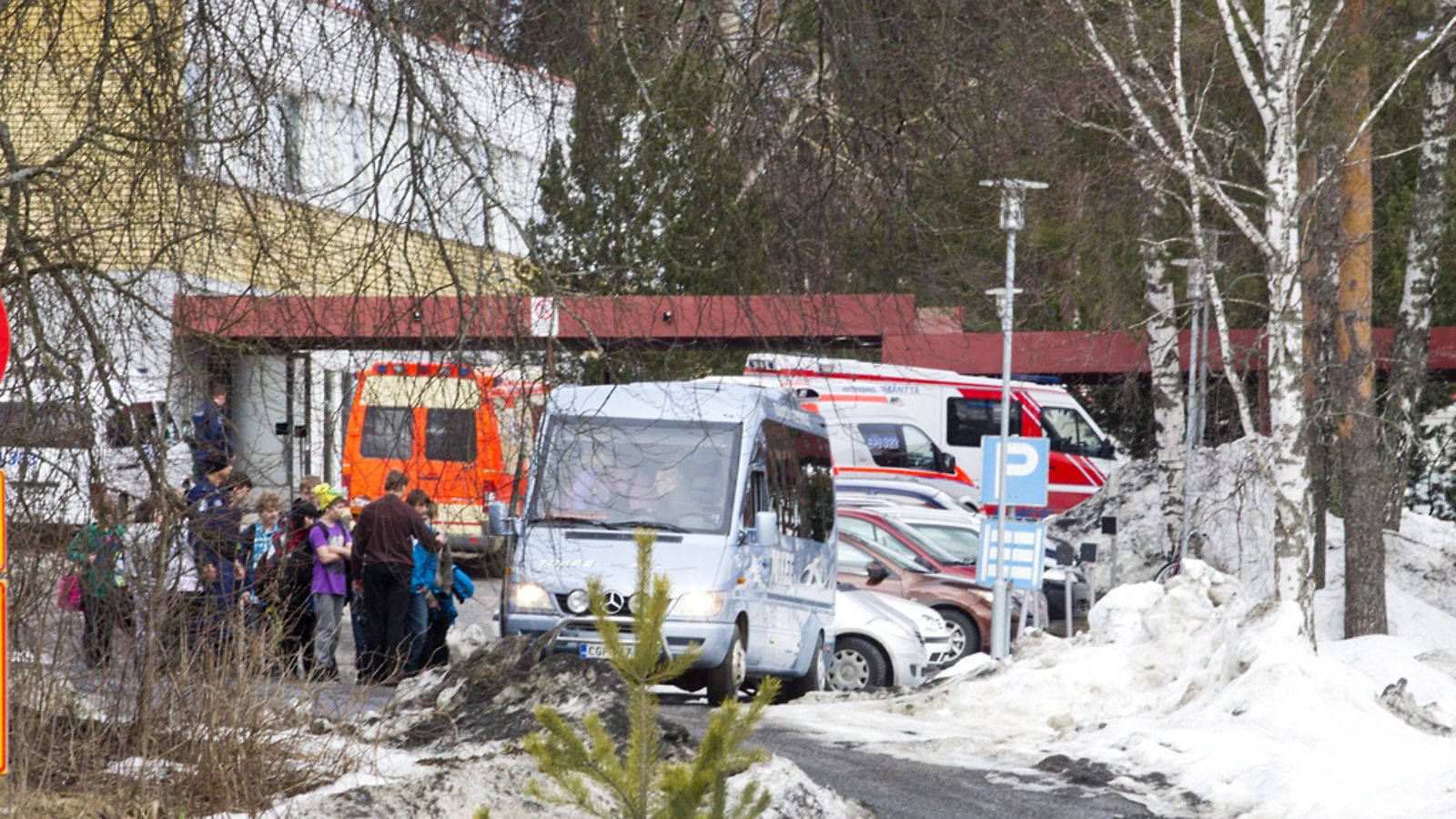 Oppilaat menevät bussiin koululla sattuneen ampumavälikohtauksen jälkeen Oriveden yhteiskoululla.