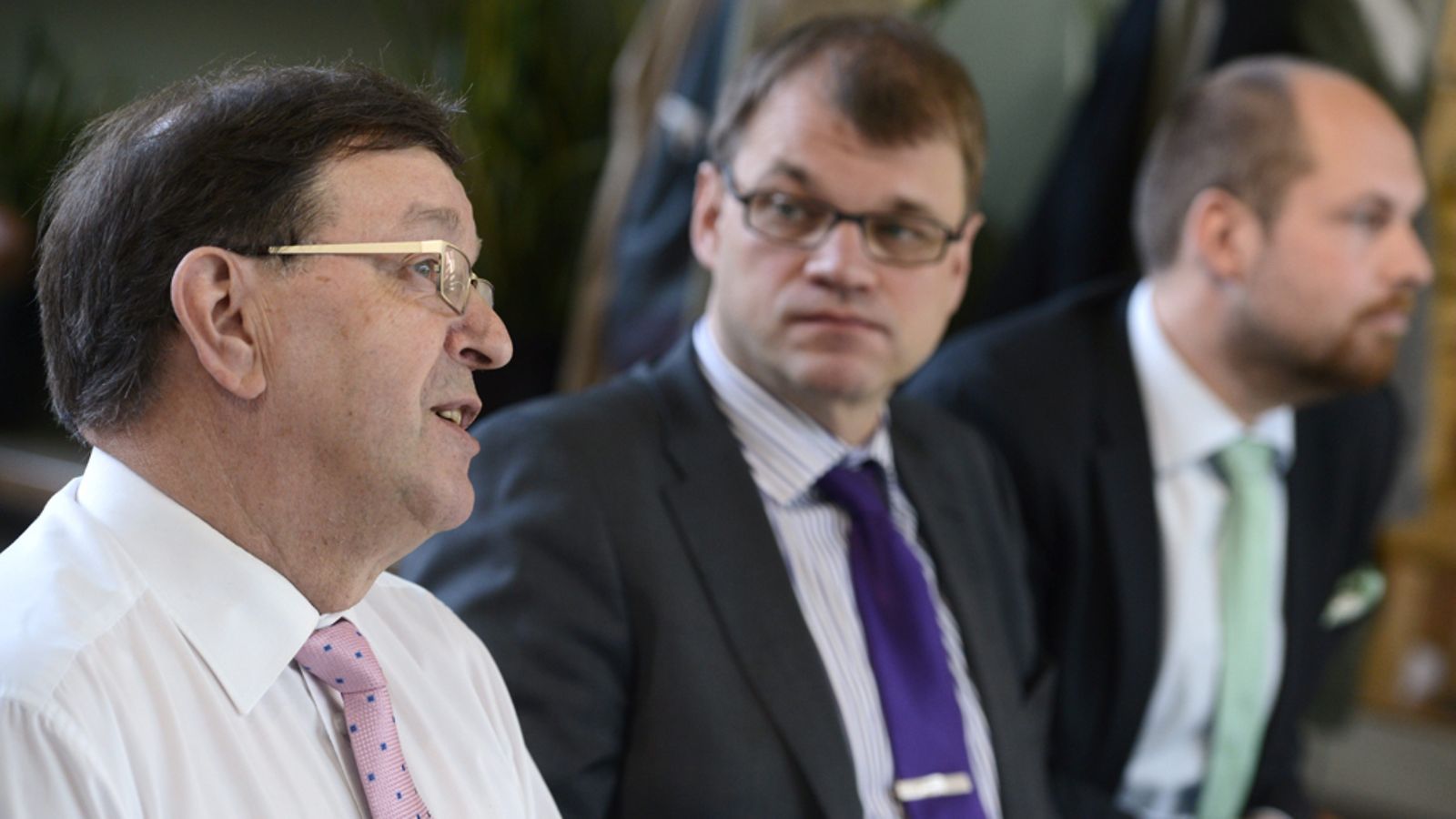 Paavo Väyrynen, Juha Sipilä ja Tuomo Puumala Keskustan puheenjohtajaehdokkaiden debatissa Helsingissä 5. kesäkuuta 2012.