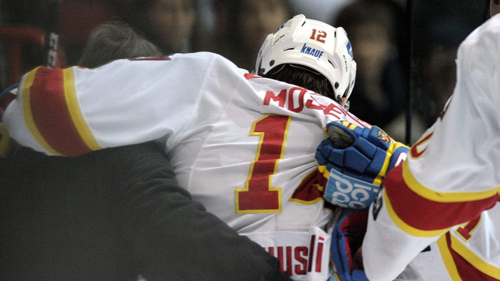 Jokereiden Steve Moses loukkaantuu HIFK:n Martti Järventien taklauksen jälkeen jääkiekon SM-liigan ottelussa HIFK vs Jokerit 23. helmikuuta 2013 Helsingissä.