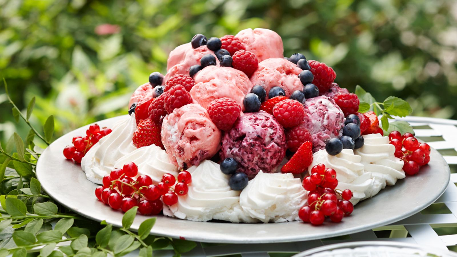 Jäätelöpavlova,-dansukker,-marja
