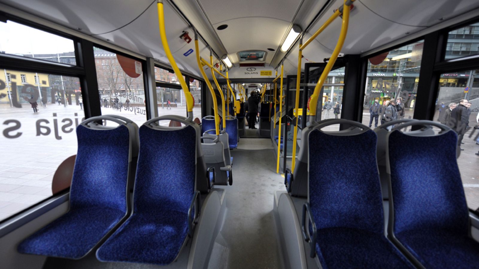 Veolia Transportin Suomeen hankkima 18-metrinen hybridibussi esittelyssä Narinkkatorilla Helsingissä 23. marraskuuta 2009.