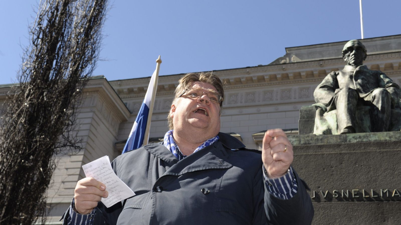 Tallenna LKS 20130501 - Perussuomalaisten puheenjohtaja Timo Soini puhui perussuomalaisten nuorisojärjestön vapputilaisuudessa Snellmaninaukiolla Helsingissä vappupäivänä 1. toukokuuta 2013.