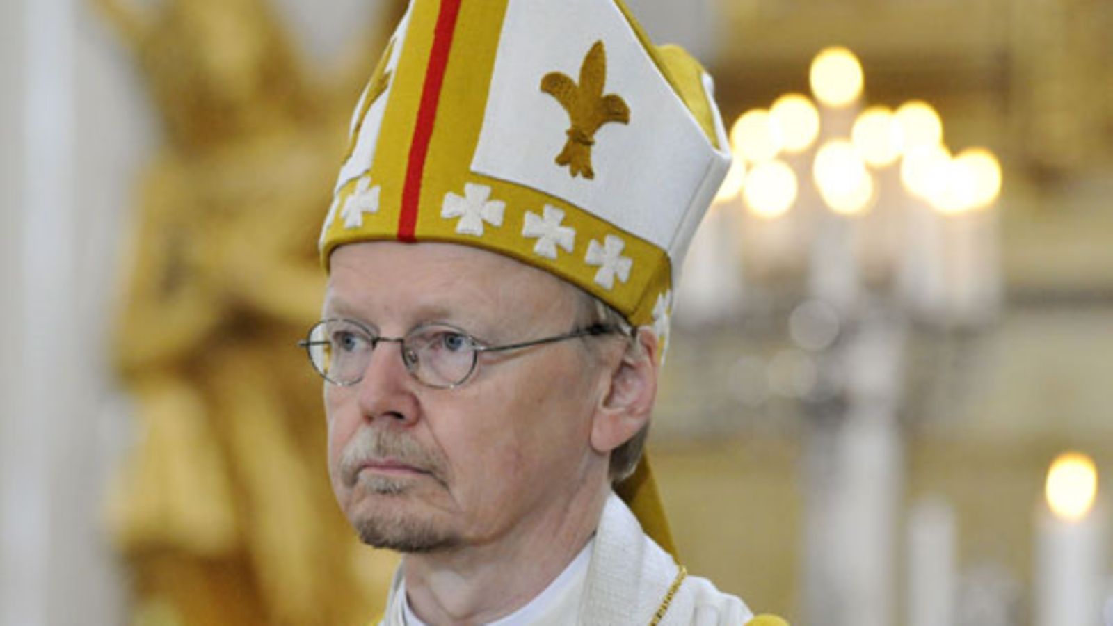Arkkipiispa Kari Mäkinen Hesingin uuden piispan Irja Askolan piispanvihkimystilaisuudessa Helsingin Tuomiokirkossa 12. syyskuuta 2010. (Lehtikuva)
