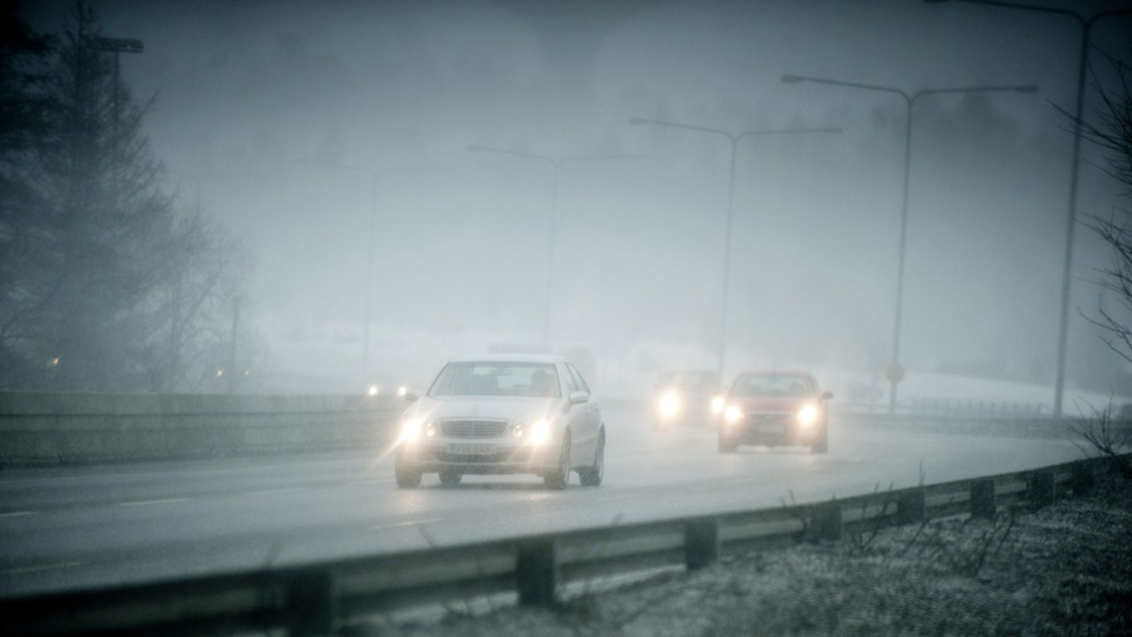 Tuulta ja ja räntäsadetta Länsiväylällä Helsingissä 13. maaliskuuta 2012.