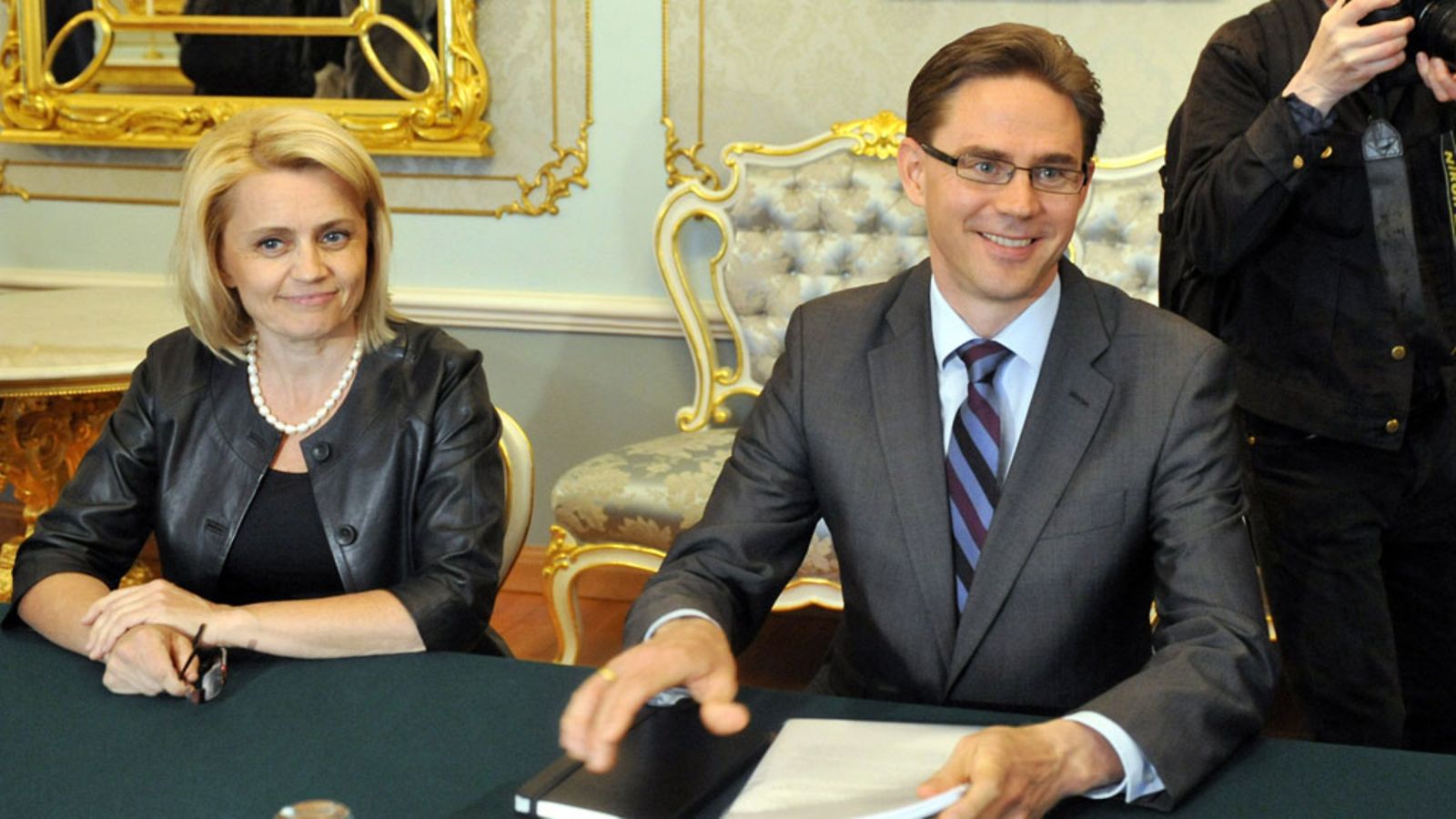 Kuuden puolueen hallitusneuvottelujen johtoryhmä aloitti työnsä valtioneuvoston juhlahuoneistossa Smolnassa uudestaan maanantaina 13. kesäkuuta 2011. Neuvotteluja vetävä Jyrki Katainen (oik.) ja kristillisten Päivi Räsänen kokouksen alussa. (Lehtikuva)