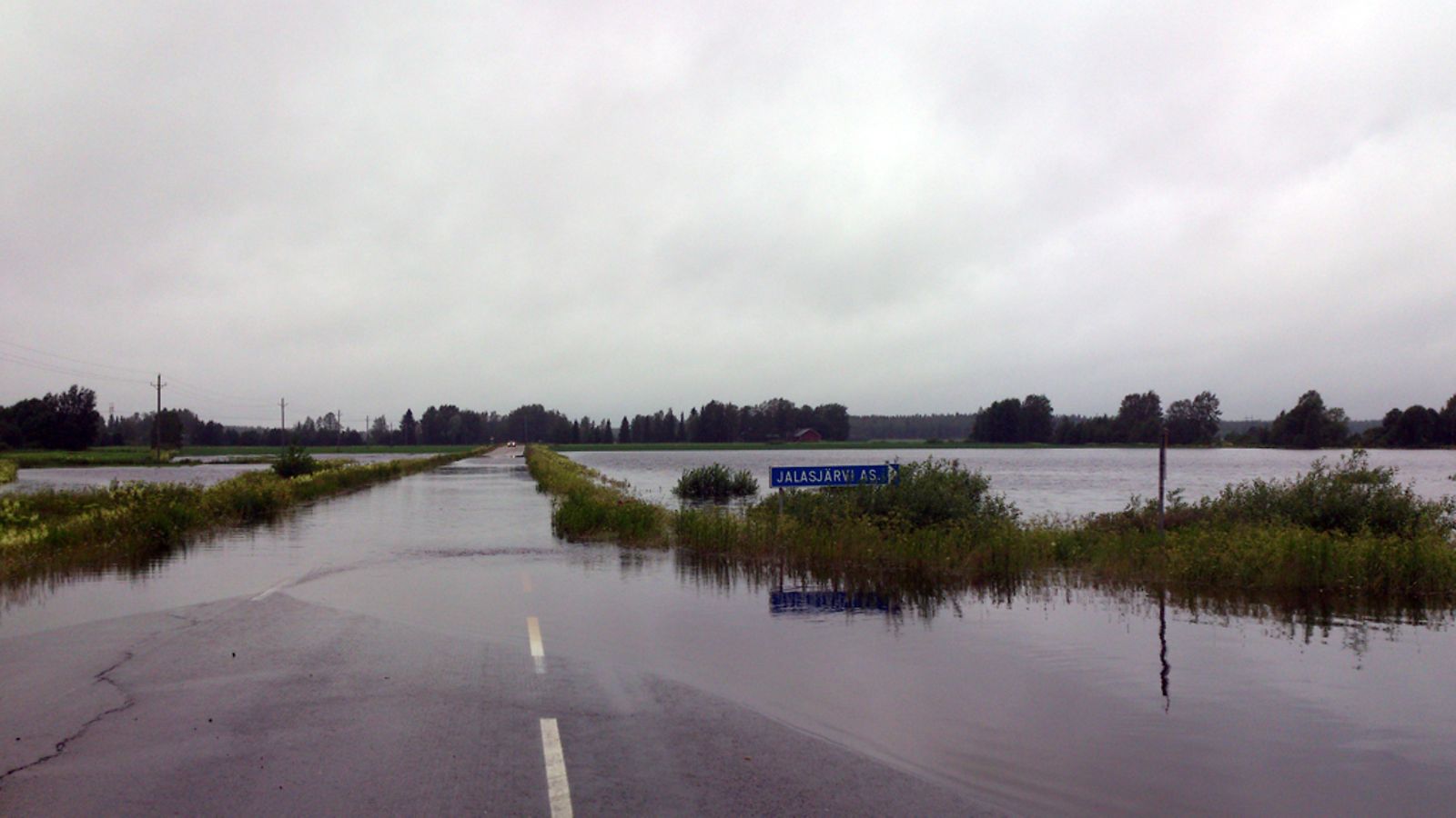 Etelä-Pohjanmaalla Jalasjärvellä Ala-Vallintiellä tulvii