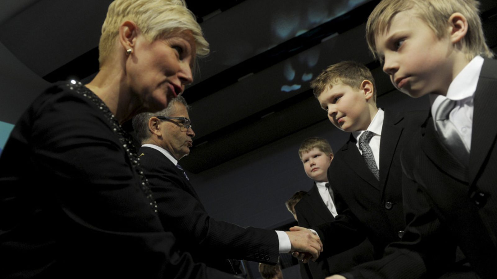 Helsingin ylipormestari Jussi Pajunen vaimonsa Jaanan kanssa tervehtivät vieraita itsenäisyysjuhlissa joka järjestettiin perinteisesti Helsingin peruskoulujen neljäsluokkalaisille Finlandia-talolla tiistaina 4. joulukuuta 2012