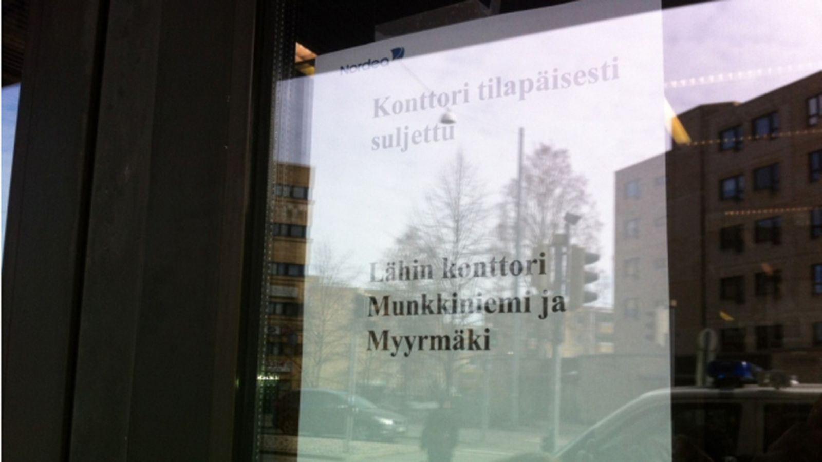 Ilmoitus ryöstetyn Nordean konttorin ovessa Helsingissä 10.4.2012.