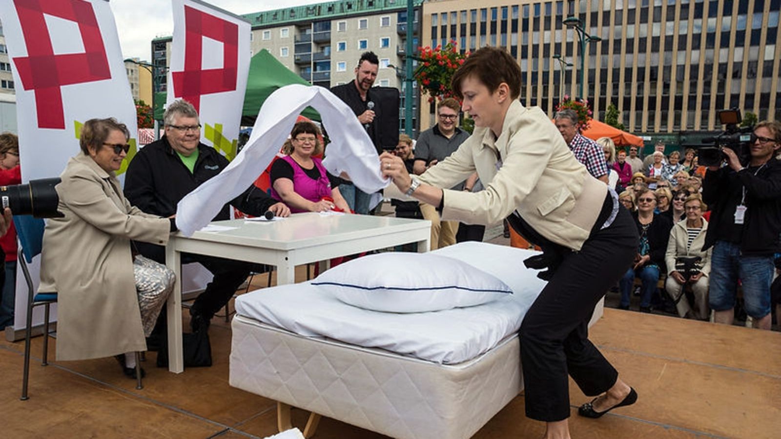 Peruspalveluministeri Susanna Huovisen tyylinäytettä sängyn petaamisesta.