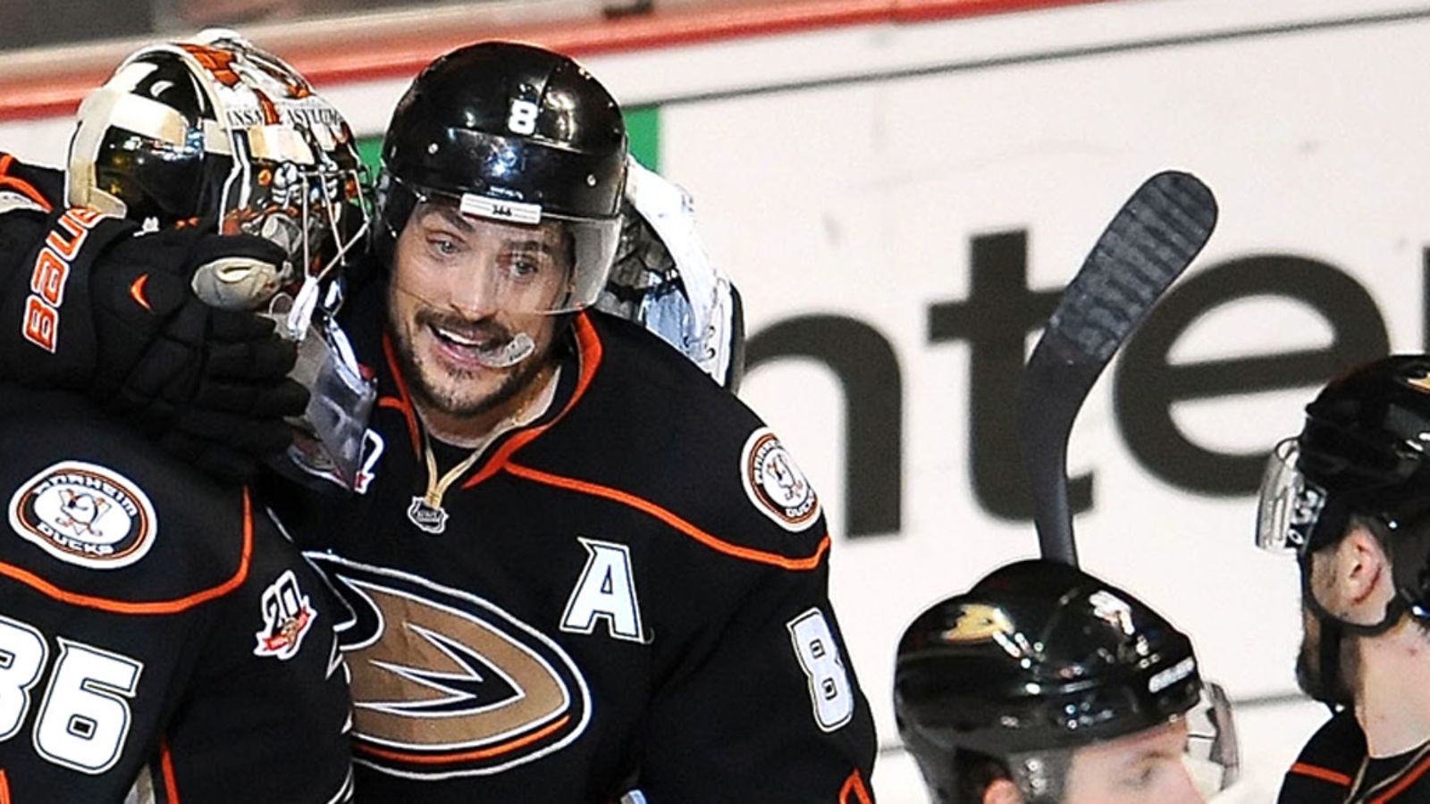 John Gibson (vas.) ja Teemu Selänne