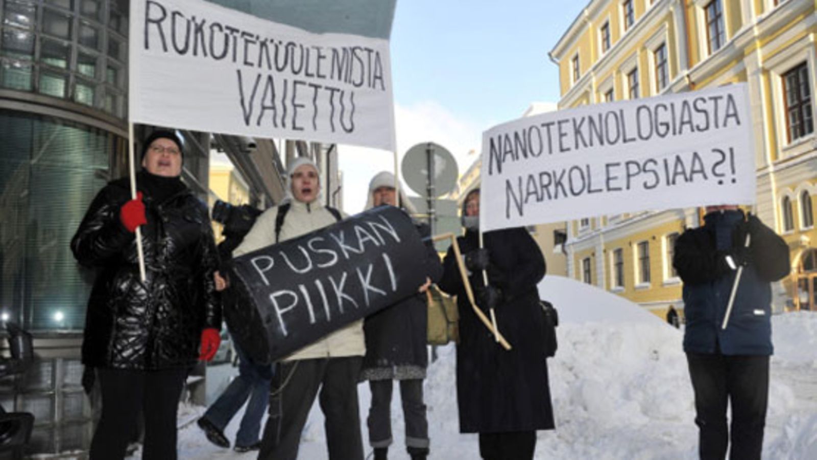 Narkolepsiaan sairastuneiden lasten vanhempien sekä sosiaali- ja terveysministeriön virkamiesten tapaaminen pidettiin STM:n tiloissa Helsingissä maanantaina 13. joulukuuta 2010. Mielenosoittajat tervehtivät tapaamiseen tulijoita STM:n ulkopuolella Meritullinkadulla maanantaina.