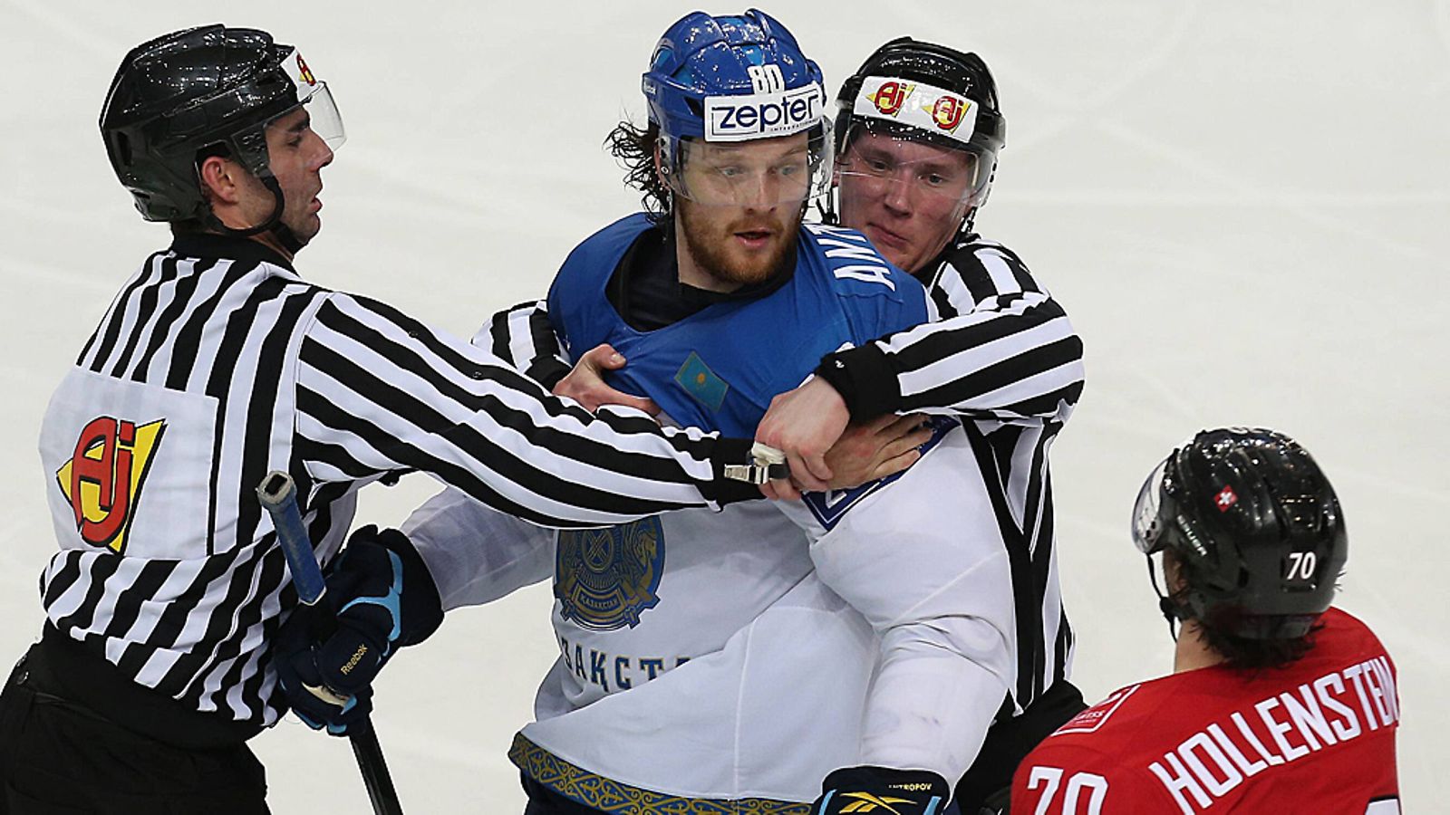 Nikolai Antropov saa kuulla Denis Hollensteinilta.