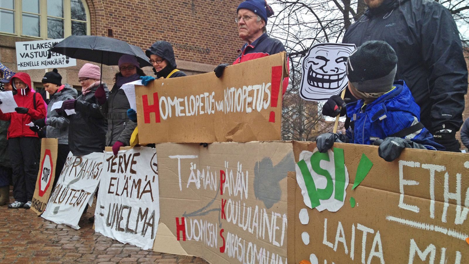 Lahdessa Launeen koulun oppilaiden vanhemmat järjestivät mielenilmauksen Lahden kaupungintalolla 15.4.2013.