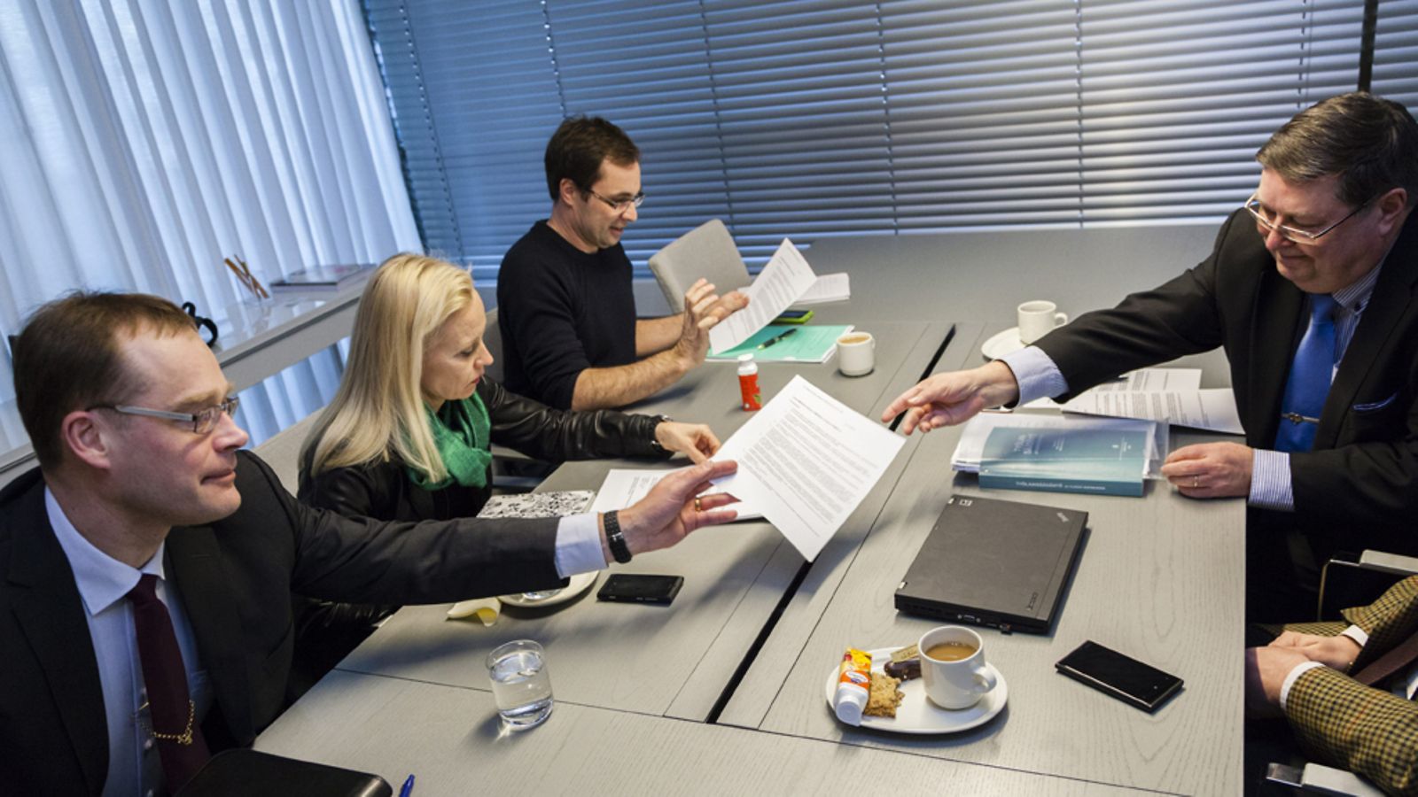 Elinkeinoelämän keskusliiton työmarkkinajohtaja Lasse Laatunen tapasi palkansaajajärjestöjen edustajia STTK:n Markku Salomaata (vas.), Maria Löfgren Akavasta ja Niklas Elomaa SAK:sta tänään Helsingissä.