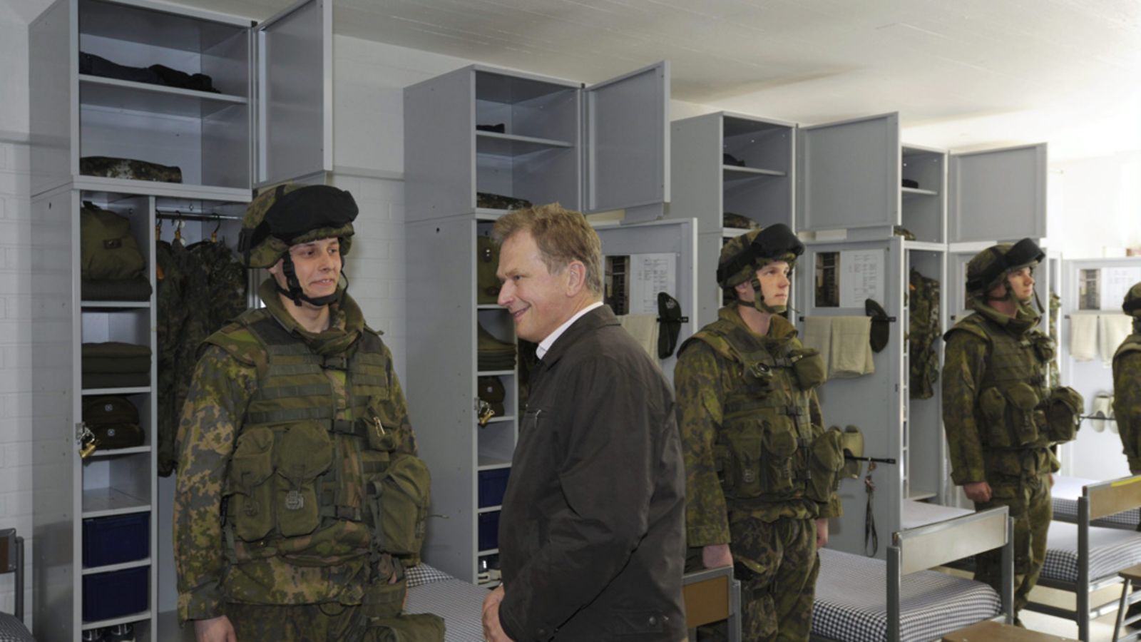 Puolustusvoimien ylipäällikkö, tasavallan presidentti Sauli Niinistö tekee tupatarkastuksen Karjalan prikaatin Vekaranjärven varuskunnassa Kouvolassa 9. toukokuuta 2012.