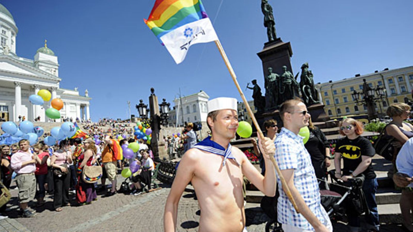 Seksuaali- ja sukupuolivähemmistöjen Helsinki Pride 2010 -kulkue Helsingin keskustassa 3. heinäkuuta 2010.
