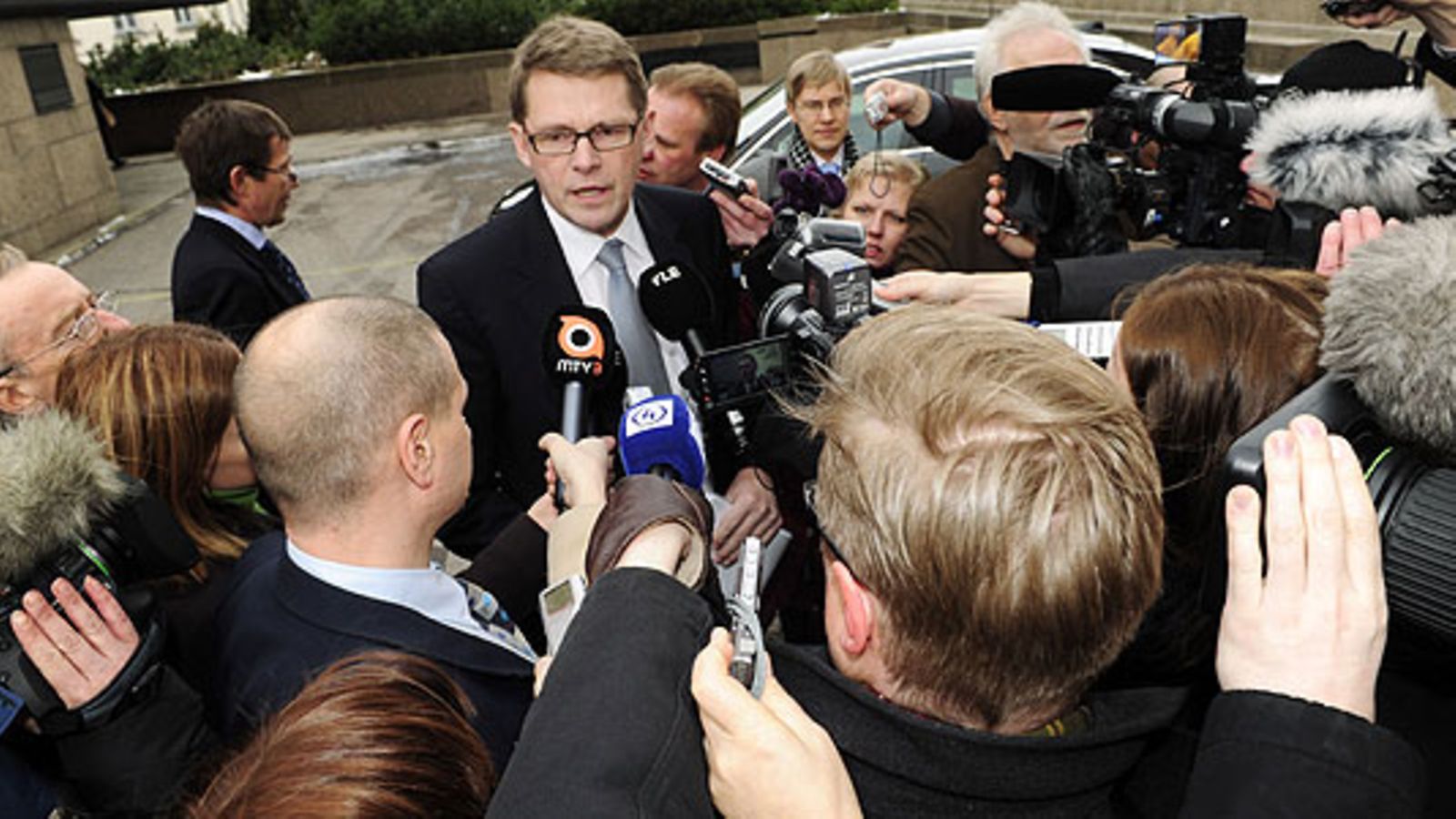 Pääministeri Matti Vanhanen joutui median piirittämäksi heti saavuttuaan Eduskuntatalolle Helsingissä 10. helmikuuta 2009. LEHTIKUVA