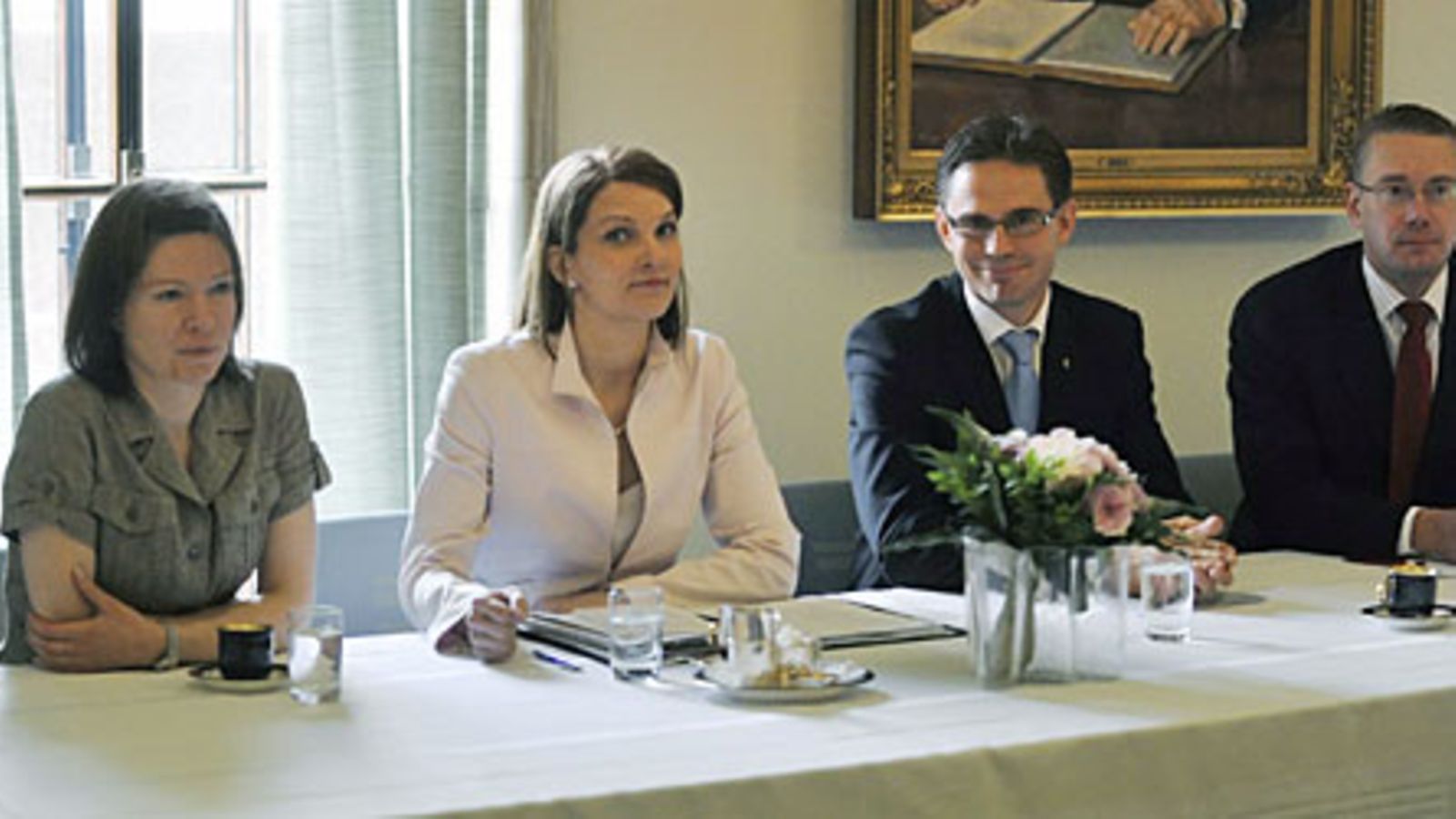 Vihreiden Anni Sinnemäki, keskustan Mari Kiviniemi, kokoomuksen Jyrki Katainen ja RKP:n Stefan Wallin aloittavat hallitustunnustelut eduskunnassa 14. kesäkuuta 2010. Kuva: Lehtikuva