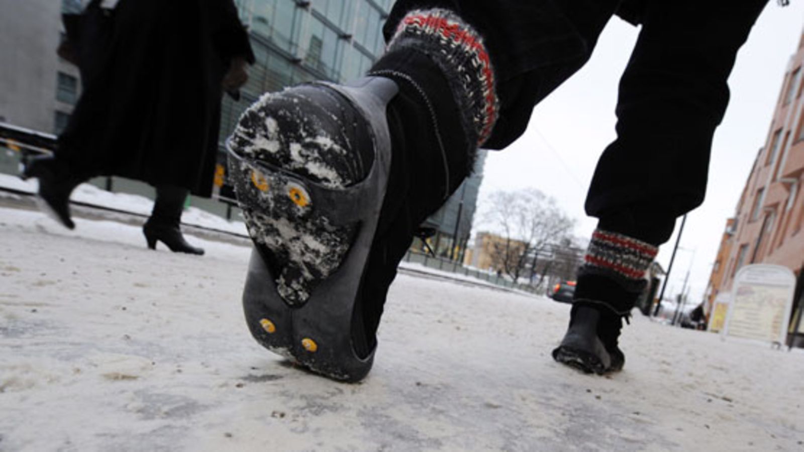 Jos useammat käyttäisivät liukuesteitä kengänpohjissaan, vältyttäisiin monilta vammoilta.