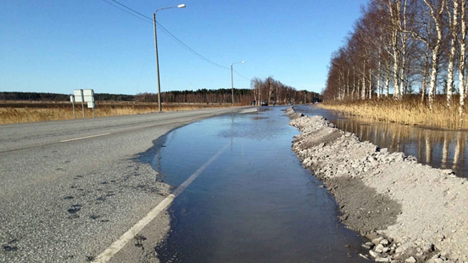 Valtatie 8 on poikki Vassorinlahden kohdalla Vaasasta noin 30 kilometriä Kokkolan suuntaan.